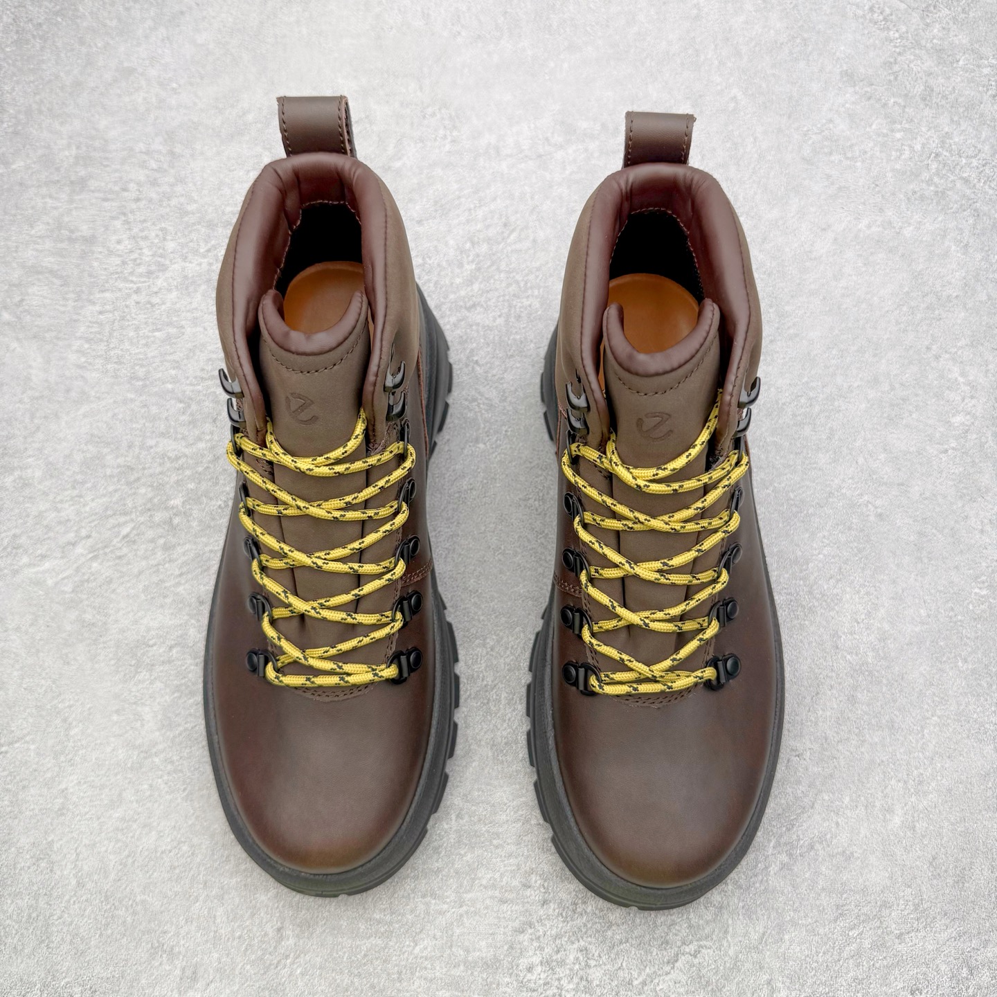 图片[2]-＃GD广顶 ecco爱步 踪迹30 牛皮 时尚百搭 高帮 生活休闲鞋马丁靴 独家注塑工艺 渠道原单 实体代购指定版本 真全头层牛皮 PK市面上任何版本 24小时现货供应 进口原料牛皮 莞产超级顶货 新配色陆续上架 产品只会越做越漂亮 鞋头采用原版一致工艺 又甩又用线条的效果目前这个技术市面上的任何版本都达不到这个效果 原版私模开发 细节一步到位不敢说百分百 保证有百分之98还原 慢工出细活 好的产品不怕晚 这次的开发针对艺术家 收藏家 高品质 的人群 水染粒面小牛皮材质 和针车间距都是极致还原 顶级头层的小牛皮 质感无敌 奢侈品的触感 搭配专柜最新全套包装 双种配件卡片 细节诠释 一件不落 不计成本的打磨产品的细节 再微小的细节也会还原 ECCO以三大核心特征为依托：北欧设计风格、鞋履制作、积极的生活方式。北欧设计风格：北欧设计特点是独特、有格调、实用和简约，并且品质优良。鞋履制作：ECCO钟爱鞋履制作以及一切与鞋履制作相关的事物。积极的生活方式：ECCO的创始人希望制作出的鞋履无需磨合，即可完美贴合脚型，帮助人们享受行走的乐趣。ECCO的成功源自其产品质量和创新的技术水平，恪守“鞋遵循双足”的设计理念，将的舒适度和风格融为一体。ECCO跑遍全世界寻找创新的原料。从制革制鞋一体化的设置，源头上控制皮革质量，确保对人体无害。尺码：38 39 40 41 42 43 44（皮鞋码）-选品中心