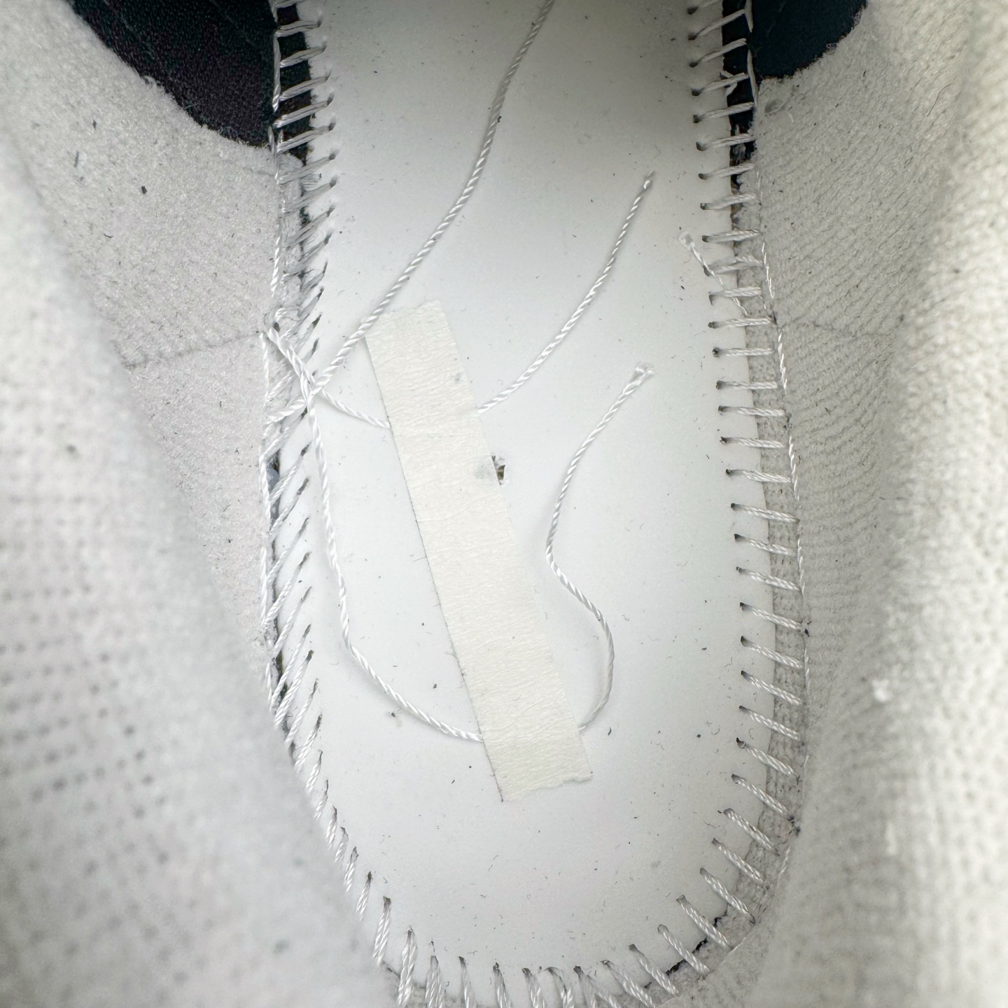 图片[11]-＃XP纯原套现福利 AD Originals Superstar 经典复古贝壳头板鞋 JQ3214 诞生于1969年 是第一双将全皮面鞋 身与橡胶鞋头结合在一起的低帮篮球鞋 Superstar最开始 是作为高帮篮球鞋Pro Model的低帮版本而出现的 但因为其独特和醒目的橡胶鞋头造型而让大家熟知 被大家形象地称为\\\”shelltoe\\\”贝壳头 在70年代的美国职业篮球场上 接近3/4的NBA球员都将这双Superstar作为场上用鞋 80年代之后 经过不断的改良和发展 Superstar逐渐成为横跨时装、音乐、街头文化、休闲和运动等各大领域的时尚潮鞋 尺码：36 36.5 37 38 38.5 39 40 40.5 41 42 42.5 43 44 44.5 45-选品中心