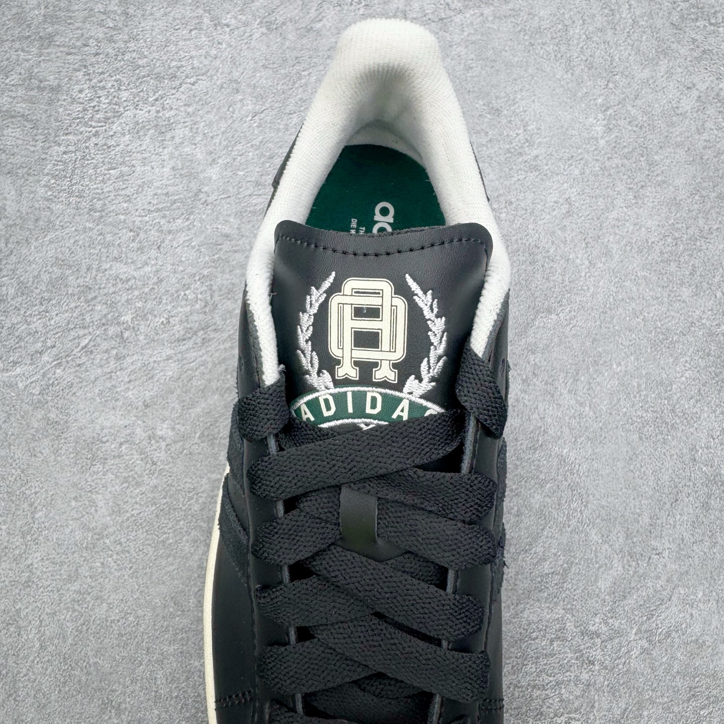 图片[5]-＃XP纯原套现福利 AD Originals Superstar 经典复古贝壳头板鞋 JQ3214 诞生于1969年 是第一双将全皮面鞋 身与橡胶鞋头结合在一起的低帮篮球鞋 Superstar最开始 是作为高帮篮球鞋Pro Model的低帮版本而出现的 但因为其独特和醒目的橡胶鞋头造型而让大家熟知 被大家形象地称为\\\”shelltoe\\\”贝壳头 在70年代的美国职业篮球场上 接近3/4的NBA球员都将这双Superstar作为场上用鞋 80年代之后 经过不断的改良和发展 Superstar逐渐成为横跨时装、音乐、街头文化、休闲和运动等各大领域的时尚潮鞋 尺码：36 36.5 37 38 38.5 39 40 40.5 41 42 42.5 43 44 44.5 45-选品中心