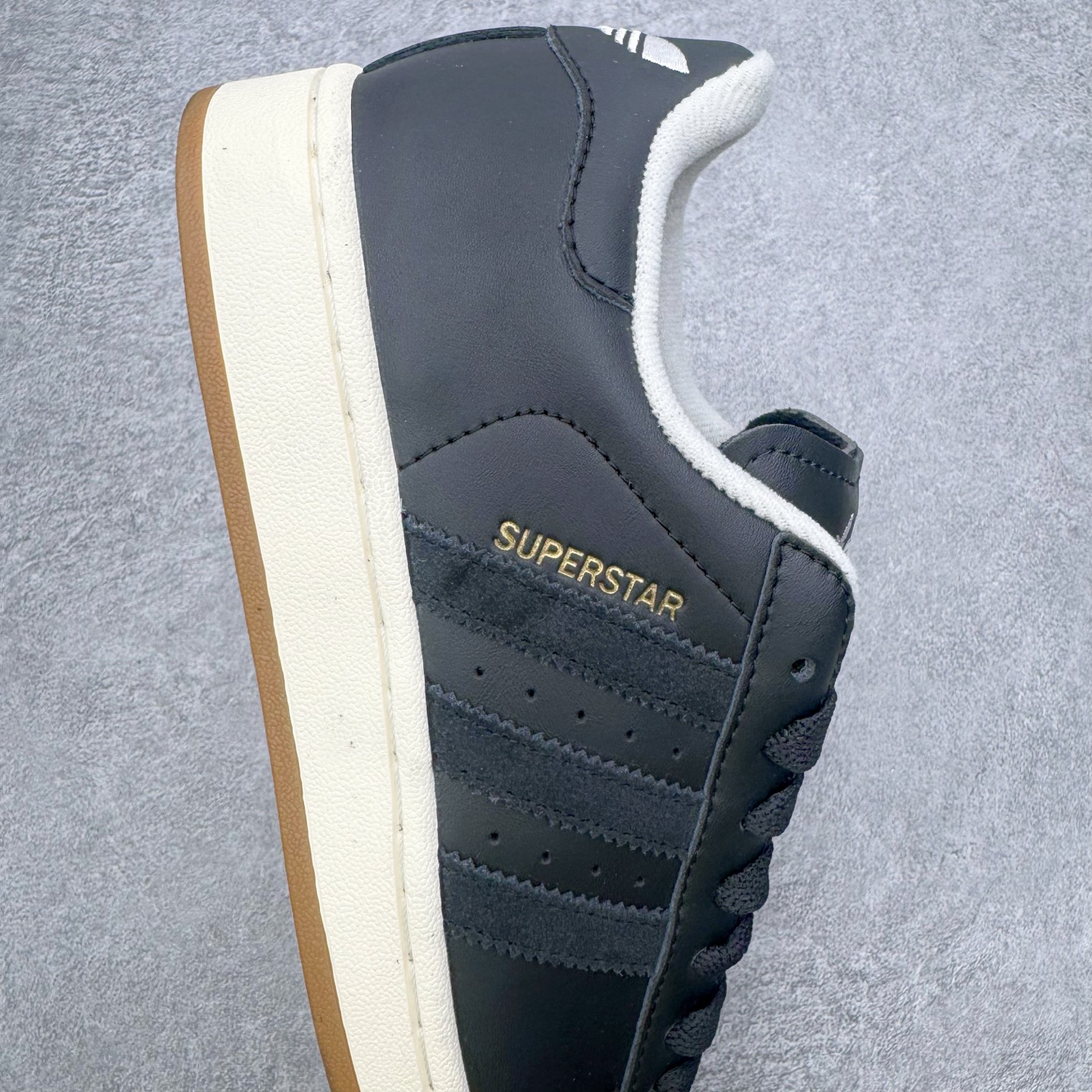 图片[6]-＃XP纯原套现福利 AD Originals Superstar 经典复古贝壳头板鞋 JQ3214 诞生于1969年 是第一双将全皮面鞋 身与橡胶鞋头结合在一起的低帮篮球鞋 Superstar最开始 是作为高帮篮球鞋Pro Model的低帮版本而出现的 但因为其独特和醒目的橡胶鞋头造型而让大家熟知 被大家形象地称为\\\”shelltoe\\\”贝壳头 在70年代的美国职业篮球场上 接近3/4的NBA球员都将这双Superstar作为场上用鞋 80年代之后 经过不断的改良和发展 Superstar逐渐成为横跨时装、音乐、街头文化、休闲和运动等各大领域的时尚潮鞋 尺码：36 36.5 37 38 38.5 39 40 40.5 41 42 42.5 43 44 44.5 45-选品中心