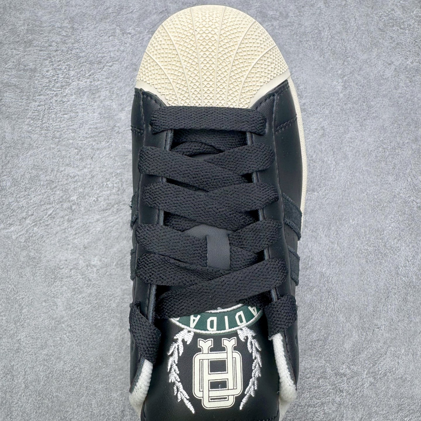 图片[4]-＃XP纯原套现福利 AD Originals Superstar 经典复古贝壳头板鞋 JQ3214 诞生于1969年 是第一双将全皮面鞋 身与橡胶鞋头结合在一起的低帮篮球鞋 Superstar最开始 是作为高帮篮球鞋Pro Model的低帮版本而出现的 但因为其独特和醒目的橡胶鞋头造型而让大家熟知 被大家形象地称为\\\”shelltoe\\\”贝壳头 在70年代的美国职业篮球场上 接近3/4的NBA球员都将这双Superstar作为场上用鞋 80年代之后 经过不断的改良和发展 Superstar逐渐成为横跨时装、音乐、街头文化、休闲和运动等各大领域的时尚潮鞋 尺码：36 36.5 37 38 38.5 39 40 40.5 41 42 42.5 43 44 44.5 45-选品中心