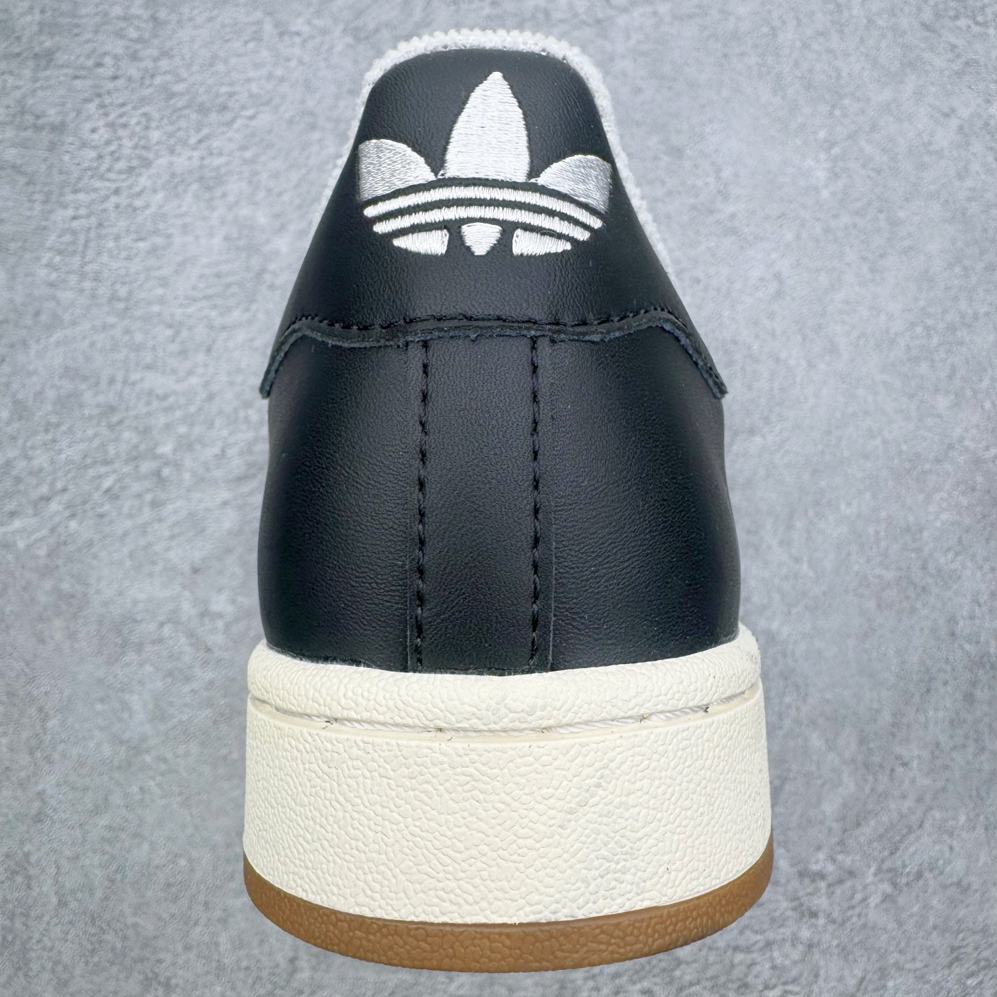 图片[8]-＃XP纯原套现福利 AD Originals Superstar 经典复古贝壳头板鞋 JQ3214 诞生于1969年 是第一双将全皮面鞋 身与橡胶鞋头结合在一起的低帮篮球鞋 Superstar最开始 是作为高帮篮球鞋Pro Model的低帮版本而出现的 但因为其独特和醒目的橡胶鞋头造型而让大家熟知 被大家形象地称为\\\”shelltoe\\\”贝壳头 在70年代的美国职业篮球场上 接近3/4的NBA球员都将这双Superstar作为场上用鞋 80年代之后 经过不断的改良和发展 Superstar逐渐成为横跨时装、音乐、街头文化、休闲和运动等各大领域的时尚潮鞋 尺码：36 36.5 37 38 38.5 39 40 40.5 41 42 42.5 43 44 44.5 45-选品中心