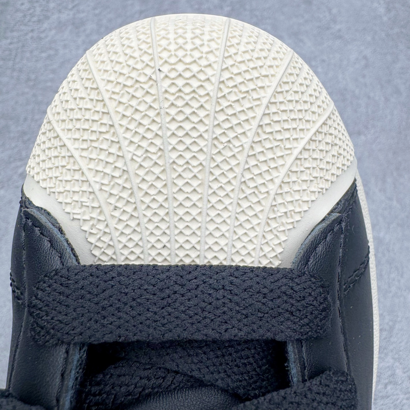 图片[15]-＃XP纯原套现福利 AD Originals Superstar 经典复古贝壳头板鞋 JQ3214 诞生于1969年 是第一双将全皮面鞋 身与橡胶鞋头结合在一起的低帮篮球鞋 Superstar最开始 是作为高帮篮球鞋Pro Model的低帮版本而出现的 但因为其独特和醒目的橡胶鞋头造型而让大家熟知 被大家形象地称为\\\”shelltoe\\\”贝壳头 在70年代的美国职业篮球场上 接近3/4的NBA球员都将这双Superstar作为场上用鞋 80年代之后 经过不断的改良和发展 Superstar逐渐成为横跨时装、音乐、街头文化、休闲和运动等各大领域的时尚潮鞋 尺码：36 36.5 37 38 38.5 39 40 40.5 41 42 42.5 43 44 44.5 45-选品中心