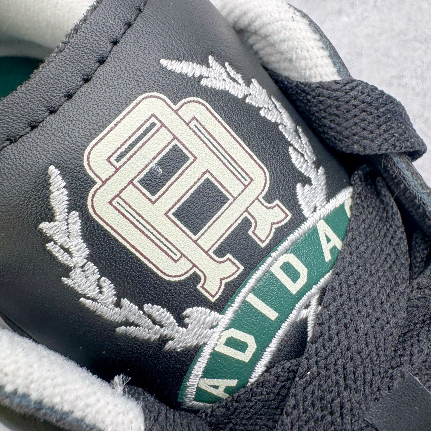 图片[14]-＃XP纯原套现福利 AD Originals Superstar 经典复古贝壳头板鞋 JQ3214 诞生于1969年 是第一双将全皮面鞋 身与橡胶鞋头结合在一起的低帮篮球鞋 Superstar最开始 是作为高帮篮球鞋Pro Model的低帮版本而出现的 但因为其独特和醒目的橡胶鞋头造型而让大家熟知 被大家形象地称为\\\”shelltoe\\\”贝壳头 在70年代的美国职业篮球场上 接近3/4的NBA球员都将这双Superstar作为场上用鞋 80年代之后 经过不断的改良和发展 Superstar逐渐成为横跨时装、音乐、街头文化、休闲和运动等各大领域的时尚潮鞋 尺码：36 36.5 37 38 38.5 39 40 40.5 41 42 42.5 43 44 44.5 45-选品中心