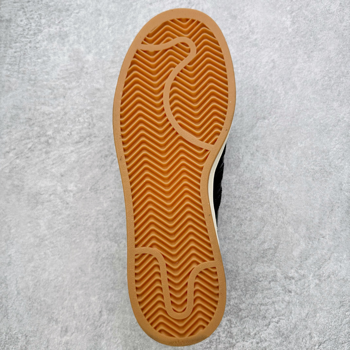 图片[9]-＃XP纯原套现福利 AD Originals Superstar 经典复古贝壳头板鞋 JQ3214 诞生于1969年 是第一双将全皮面鞋 身与橡胶鞋头结合在一起的低帮篮球鞋 Superstar最开始 是作为高帮篮球鞋Pro Model的低帮版本而出现的 但因为其独特和醒目的橡胶鞋头造型而让大家熟知 被大家形象地称为\\\”shelltoe\\\”贝壳头 在70年代的美国职业篮球场上 接近3/4的NBA球员都将这双Superstar作为场上用鞋 80年代之后 经过不断的改良和发展 Superstar逐渐成为横跨时装、音乐、街头文化、休闲和运动等各大领域的时尚潮鞋 尺码：36 36.5 37 38 38.5 39 40 40.5 41 42 42.5 43 44 44.5 45-选品中心