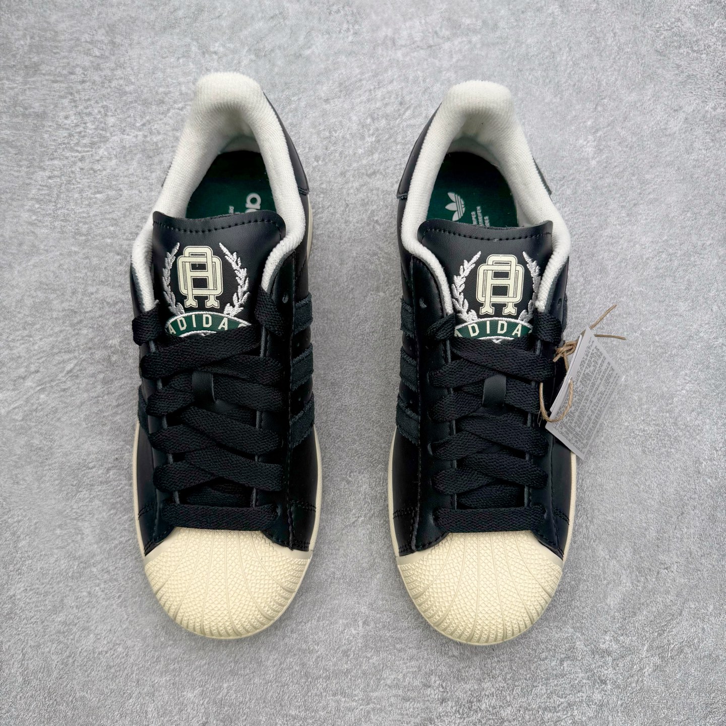 图片[2]-＃XP纯原套现福利 AD Originals Superstar 经典复古贝壳头板鞋 JQ3214 诞生于1969年 是第一双将全皮面鞋 身与橡胶鞋头结合在一起的低帮篮球鞋 Superstar最开始 是作为高帮篮球鞋Pro Model的低帮版本而出现的 但因为其独特和醒目的橡胶鞋头造型而让大家熟知 被大家形象地称为\\\”shelltoe\\\”贝壳头 在70年代的美国职业篮球场上 接近3/4的NBA球员都将这双Superstar作为场上用鞋 80年代之后 经过不断的改良和发展 Superstar逐渐成为横跨时装、音乐、街头文化、休闲和运动等各大领域的时尚潮鞋 尺码：36 36.5 37 38 38.5 39 40 40.5 41 42 42.5 43 44 44.5 45-选品中心