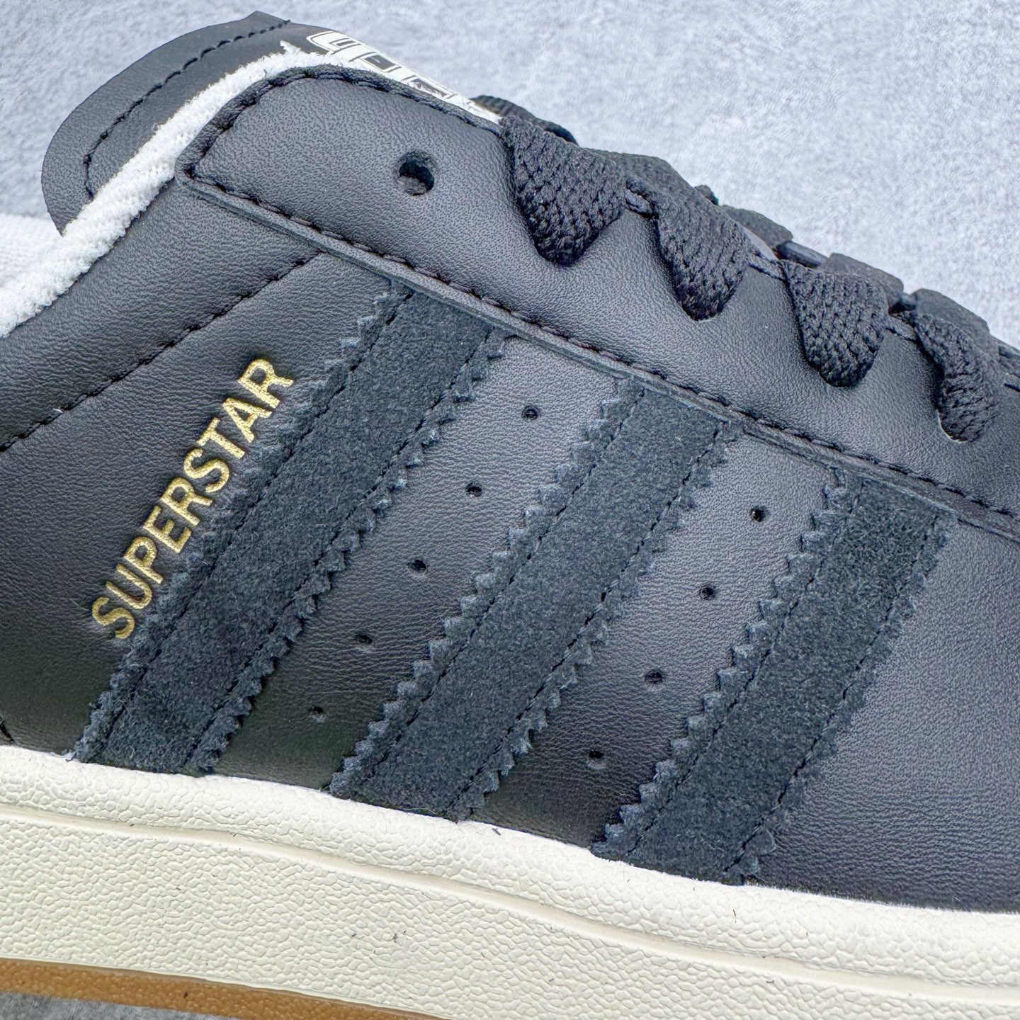 图片[18]-＃XP纯原套现福利 AD Originals Superstar 经典复古贝壳头板鞋 JQ3214 诞生于1969年 是第一双将全皮面鞋 身与橡胶鞋头结合在一起的低帮篮球鞋 Superstar最开始 是作为高帮篮球鞋Pro Model的低帮版本而出现的 但因为其独特和醒目的橡胶鞋头造型而让大家熟知 被大家形象地称为\\\”shelltoe\\\”贝壳头 在70年代的美国职业篮球场上 接近3/4的NBA球员都将这双Superstar作为场上用鞋 80年代之后 经过不断的改良和发展 Superstar逐渐成为横跨时装、音乐、街头文化、休闲和运动等各大领域的时尚潮鞋 尺码：36 36.5 37 38 38.5 39 40 40.5 41 42 42.5 43 44 44.5 45-选品中心