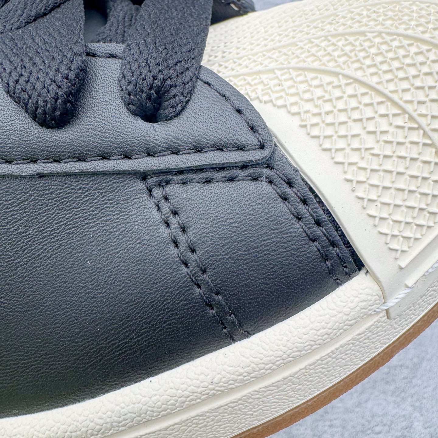 图片[10]-＃XP纯原套现福利 AD Originals Superstar 经典复古贝壳头板鞋 JQ3214 诞生于1969年 是第一双将全皮面鞋 身与橡胶鞋头结合在一起的低帮篮球鞋 Superstar最开始 是作为高帮篮球鞋Pro Model的低帮版本而出现的 但因为其独特和醒目的橡胶鞋头造型而让大家熟知 被大家形象地称为\\\”shelltoe\\\”贝壳头 在70年代的美国职业篮球场上 接近3/4的NBA球员都将这双Superstar作为场上用鞋 80年代之后 经过不断的改良和发展 Superstar逐渐成为横跨时装、音乐、街头文化、休闲和运动等各大领域的时尚潮鞋 尺码：36 36.5 37 38 38.5 39 40 40.5 41 42 42.5 43 44 44.5 45-选品中心