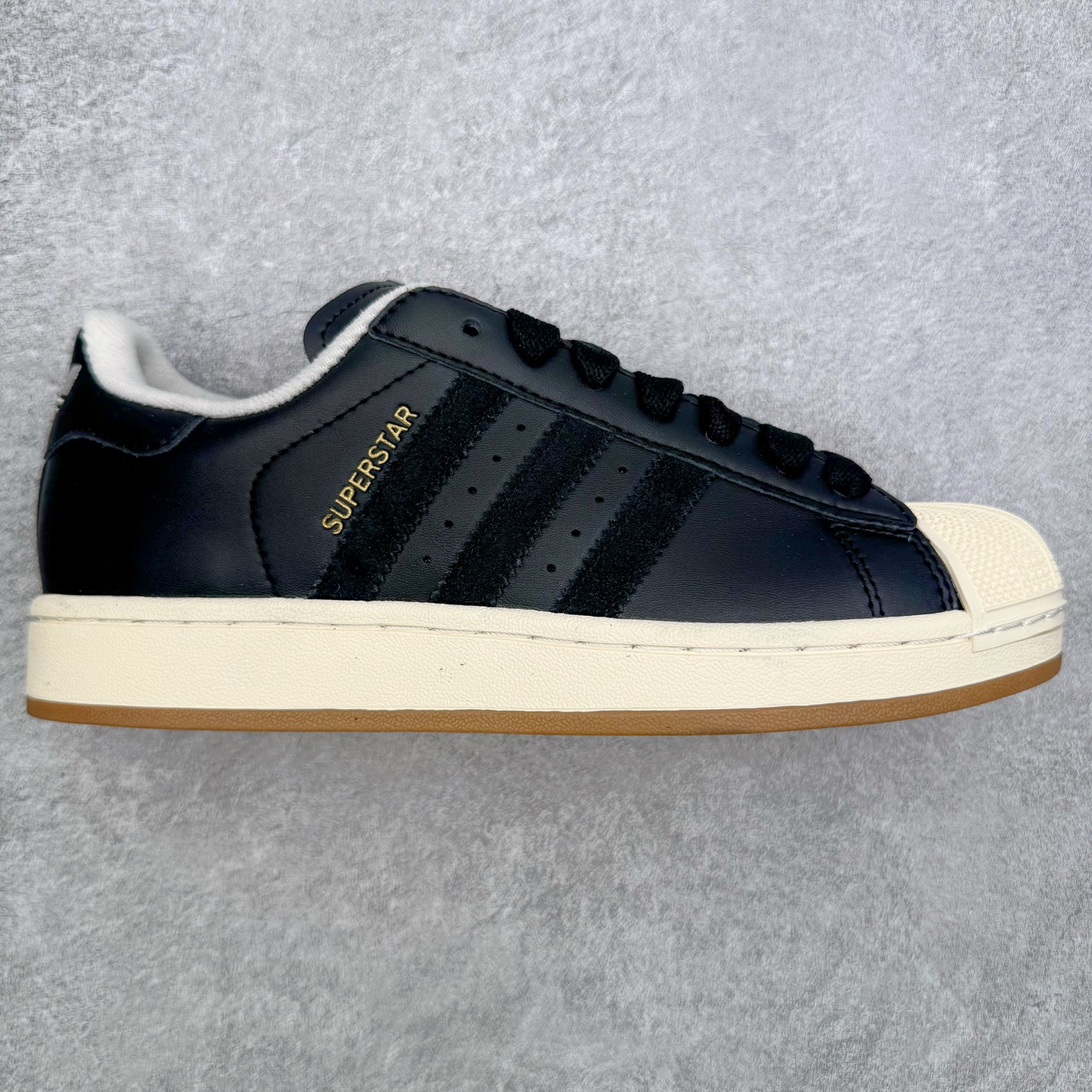 ＃XP纯原套现福利 AD Originals Superstar 经典复古贝壳头板鞋 JQ3214 诞生于1969年 是第一双将全皮面鞋 身与橡胶鞋头结合在一起的低帮篮球鞋 Superstar最开始 是作为高帮篮球鞋Pro Model的低帮版本而出现的 但因为其独特和醒目的橡胶鞋头造型而让大家熟知 被大家形象地称为\\\