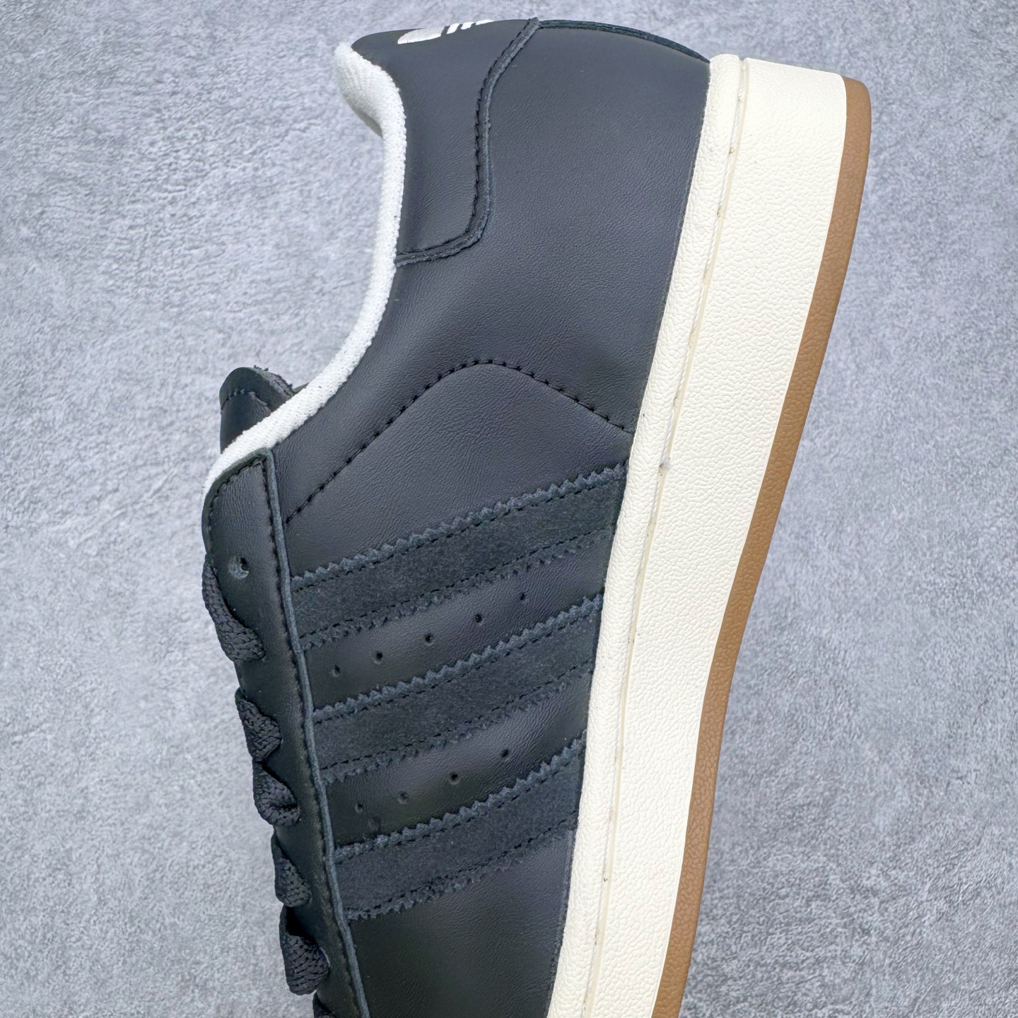 图片[7]-＃XP纯原套现福利 AD Originals Superstar 经典复古贝壳头板鞋 JQ3214 诞生于1969年 是第一双将全皮面鞋 身与橡胶鞋头结合在一起的低帮篮球鞋 Superstar最开始 是作为高帮篮球鞋Pro Model的低帮版本而出现的 但因为其独特和醒目的橡胶鞋头造型而让大家熟知 被大家形象地称为\\\”shelltoe\\\”贝壳头 在70年代的美国职业篮球场上 接近3/4的NBA球员都将这双Superstar作为场上用鞋 80年代之后 经过不断的改良和发展 Superstar逐渐成为横跨时装、音乐、街头文化、休闲和运动等各大领域的时尚潮鞋 尺码：36 36.5 37 38 38.5 39 40 40.5 41 42 42.5 43 44 44.5 45-选品中心