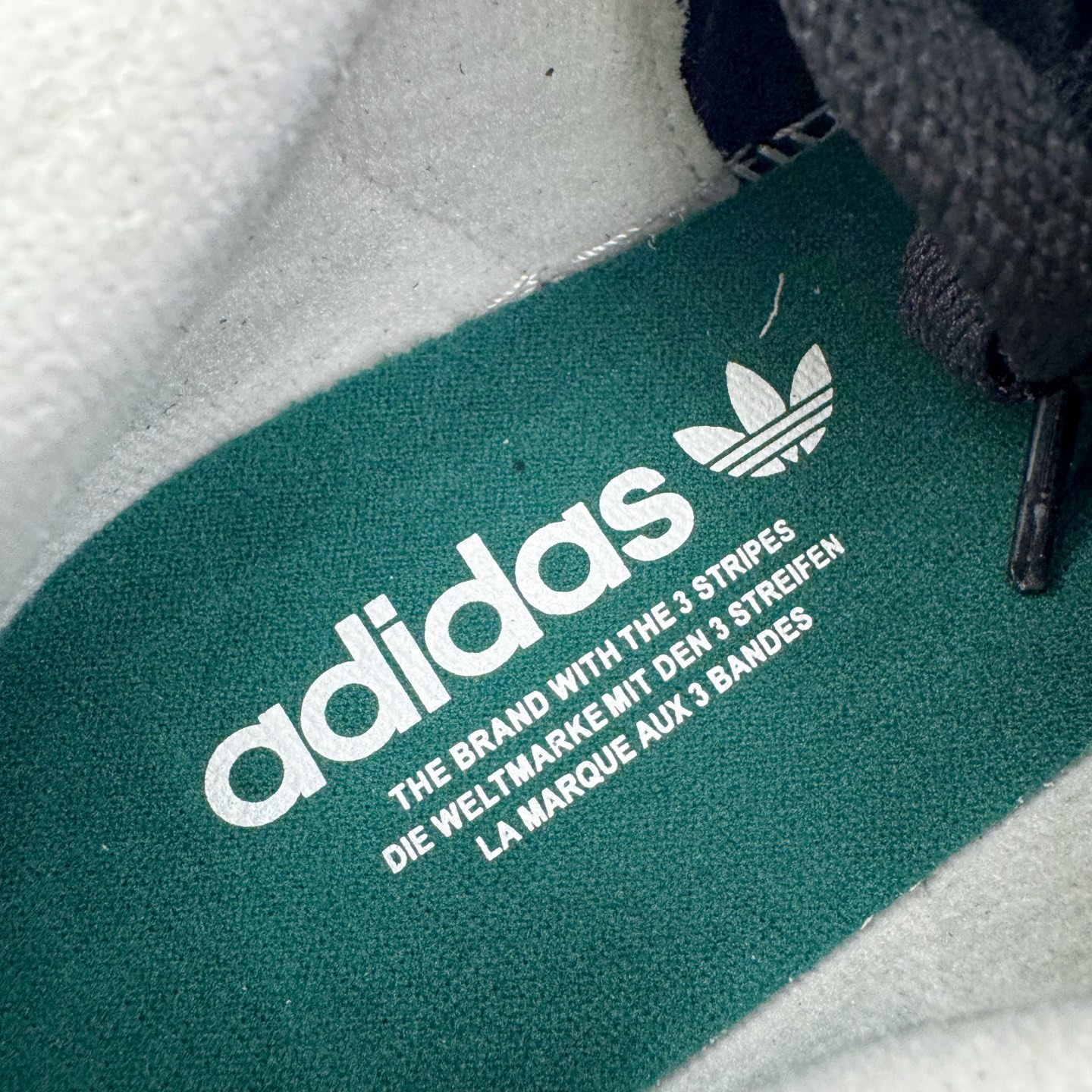 图片[13]-＃XP纯原套现福利 AD Originals Superstar 经典复古贝壳头板鞋 JQ3214 诞生于1969年 是第一双将全皮面鞋 身与橡胶鞋头结合在一起的低帮篮球鞋 Superstar最开始 是作为高帮篮球鞋Pro Model的低帮版本而出现的 但因为其独特和醒目的橡胶鞋头造型而让大家熟知 被大家形象地称为\\\”shelltoe\\\”贝壳头 在70年代的美国职业篮球场上 接近3/4的NBA球员都将这双Superstar作为场上用鞋 80年代之后 经过不断的改良和发展 Superstar逐渐成为横跨时装、音乐、街头文化、休闲和运动等各大领域的时尚潮鞋 尺码：36 36.5 37 38 38.5 39 40 40.5 41 42 42.5 43 44 44.5 45-选品中心