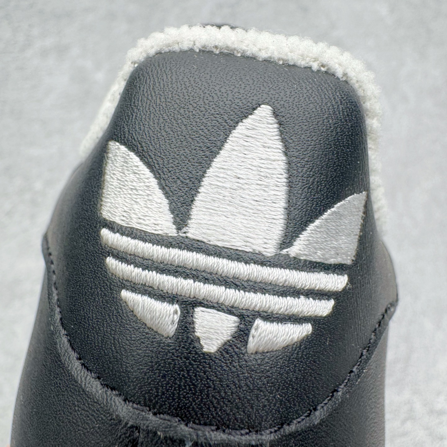 图片[16]-＃XP纯原套现福利 AD Originals Superstar 经典复古贝壳头板鞋 JQ3214 诞生于1969年 是第一双将全皮面鞋 身与橡胶鞋头结合在一起的低帮篮球鞋 Superstar最开始 是作为高帮篮球鞋Pro Model的低帮版本而出现的 但因为其独特和醒目的橡胶鞋头造型而让大家熟知 被大家形象地称为\\\”shelltoe\\\”贝壳头 在70年代的美国职业篮球场上 接近3/4的NBA球员都将这双Superstar作为场上用鞋 80年代之后 经过不断的改良和发展 Superstar逐渐成为横跨时装、音乐、街头文化、休闲和运动等各大领域的时尚潮鞋 尺码：36 36.5 37 38 38.5 39 40 40.5 41 42 42.5 43 44 44.5 45-选品中心