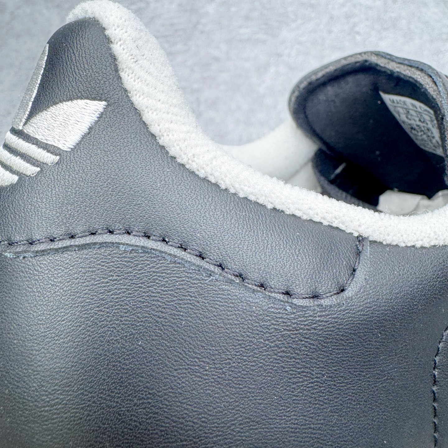 图片[17]-＃XP纯原套现福利 AD Originals Superstar 经典复古贝壳头板鞋 JQ3214 诞生于1969年 是第一双将全皮面鞋 身与橡胶鞋头结合在一起的低帮篮球鞋 Superstar最开始 是作为高帮篮球鞋Pro Model的低帮版本而出现的 但因为其独特和醒目的橡胶鞋头造型而让大家熟知 被大家形象地称为\\\”shelltoe\\\”贝壳头 在70年代的美国职业篮球场上 接近3/4的NBA球员都将这双Superstar作为场上用鞋 80年代之后 经过不断的改良和发展 Superstar逐渐成为横跨时装、音乐、街头文化、休闲和运动等各大领域的时尚潮鞋 尺码：36 36.5 37 38 38.5 39 40 40.5 41 42 42.5 43 44 44.5 45-选品中心