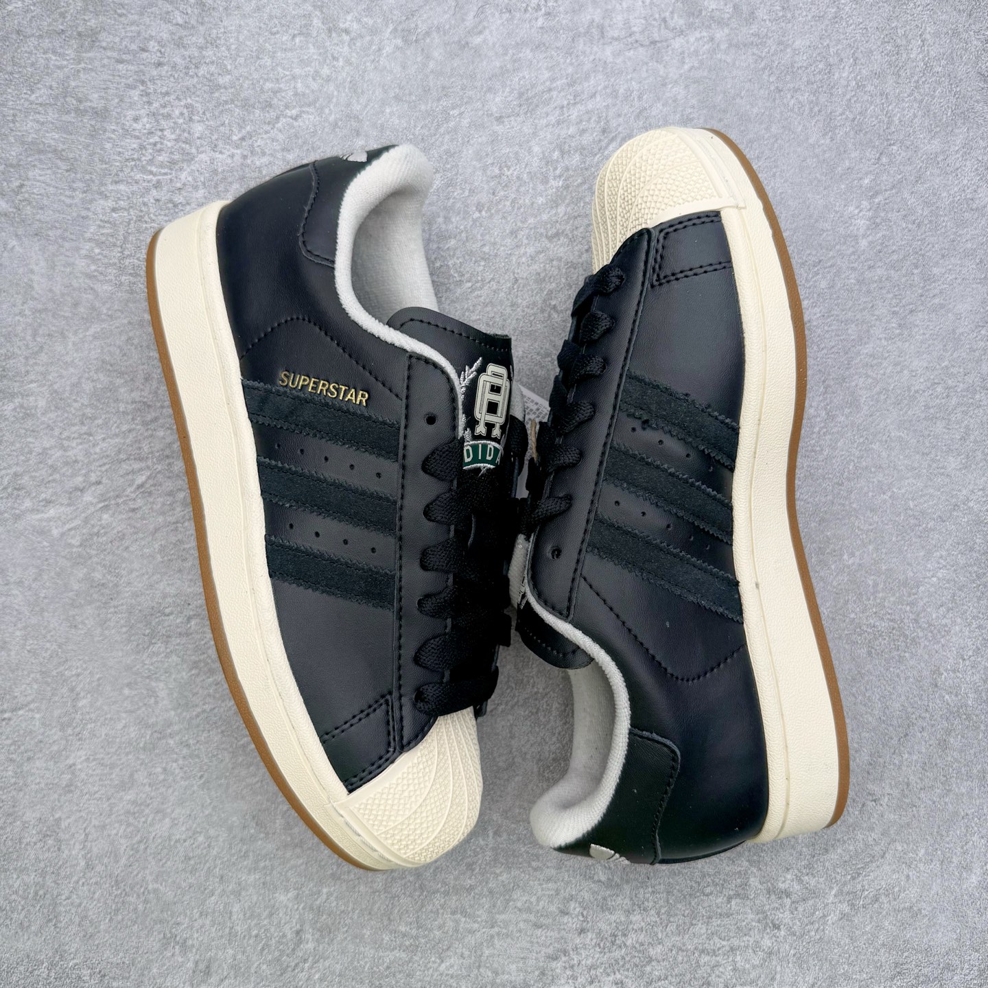 图片[3]-＃XP纯原套现福利 AD Originals Superstar 经典复古贝壳头板鞋 JQ3214 诞生于1969年 是第一双将全皮面鞋 身与橡胶鞋头结合在一起的低帮篮球鞋 Superstar最开始 是作为高帮篮球鞋Pro Model的低帮版本而出现的 但因为其独特和醒目的橡胶鞋头造型而让大家熟知 被大家形象地称为\\\”shelltoe\\\”贝壳头 在70年代的美国职业篮球场上 接近3/4的NBA球员都将这双Superstar作为场上用鞋 80年代之后 经过不断的改良和发展 Superstar逐渐成为横跨时装、音乐、街头文化、休闲和运动等各大领域的时尚潮鞋 尺码：36 36.5 37 38 38.5 39 40 40.5 41 42 42.5 43 44 44.5 45-选品中心