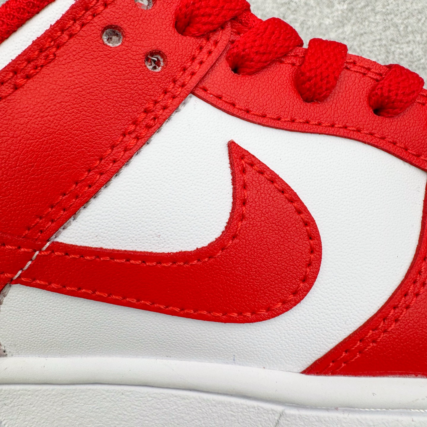 图片[18]-＃YC纯原 NK Dunk Low 白红 DD1873-116 实力大厂出品 新配色陆续开发 利润个位数只为口碑 全套原纸板楦头开发 确保原汁原味 完美呈现DUNK版型 一比一鞋头弧度高度鞋身弧度 此版本只针对中端市场 皮料材质有所更替 其他数据细节工艺流程均保持一致 绝不口嗨 细节品控鞋型随意对比 独家私模官方第六代原厂航空铝磨具打磨大底 鞋头坡度极致还原 无解鞋型 原盒原配 圈内天花板工艺 原厂玻璃冲刀 超高清洁度 全鞋零毛边皮料切割 原厂中底布点胶 中底布拉帮走线遵循公司 尺码：36 36.5 37.5 38 38.5 39 40 40.5 41 42 42.5 43 44 44.5 45 46-选品中心