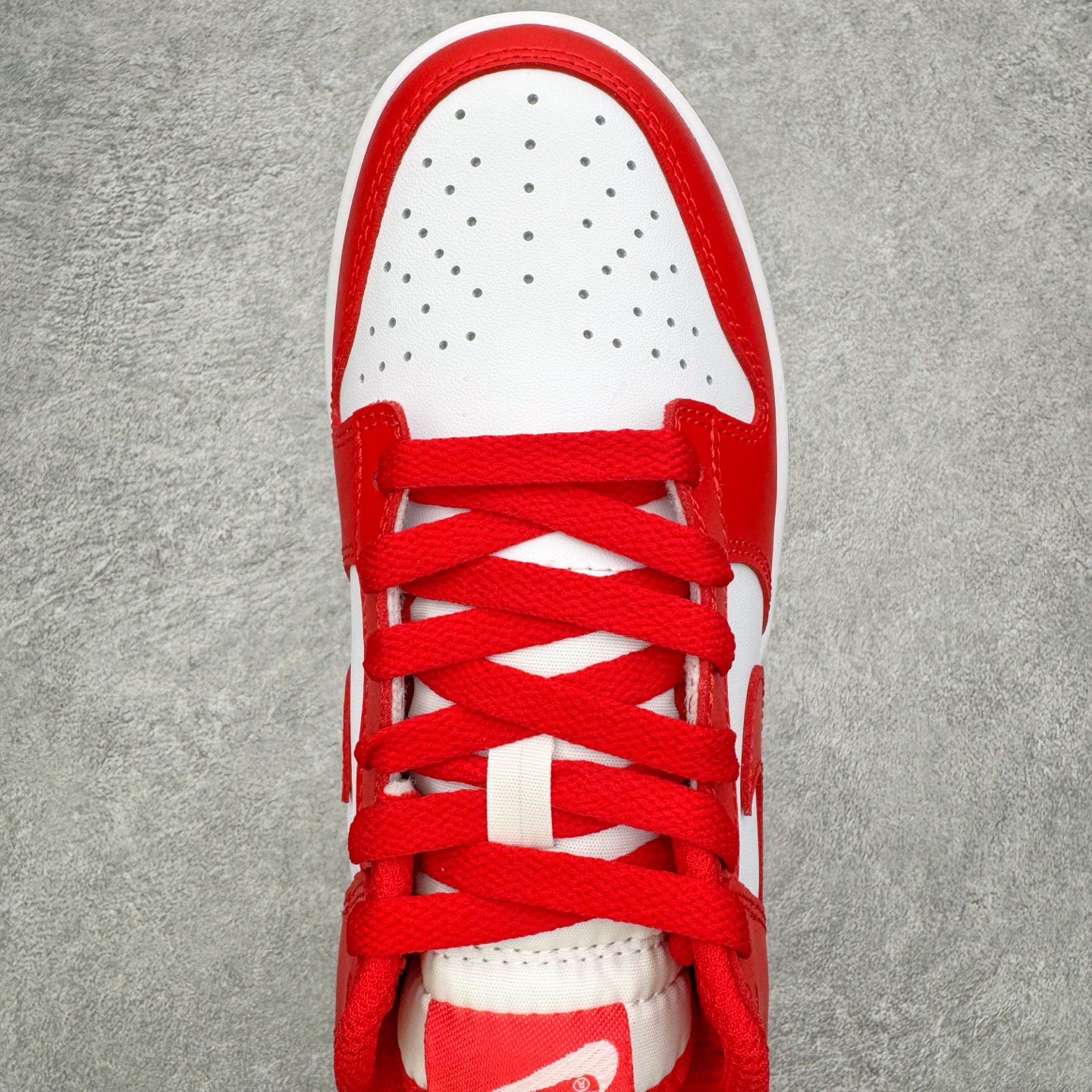 图片[4]-＃YC纯原 NK Dunk Low 白红 DD1873-116 实力大厂出品 新配色陆续开发 利润个位数只为口碑 全套原纸板楦头开发 确保原汁原味 完美呈现DUNK版型 一比一鞋头弧度高度鞋身弧度 此版本只针对中端市场 皮料材质有所更替 其他数据细节工艺流程均保持一致 绝不口嗨 细节品控鞋型随意对比 独家私模官方第六代原厂航空铝磨具打磨大底 鞋头坡度极致还原 无解鞋型 原盒原配 圈内天花板工艺 原厂玻璃冲刀 超高清洁度 全鞋零毛边皮料切割 原厂中底布点胶 中底布拉帮走线遵循公司 尺码：36 36.5 37.5 38 38.5 39 40 40.5 41 42 42.5 43 44 44.5 45 46-选品中心