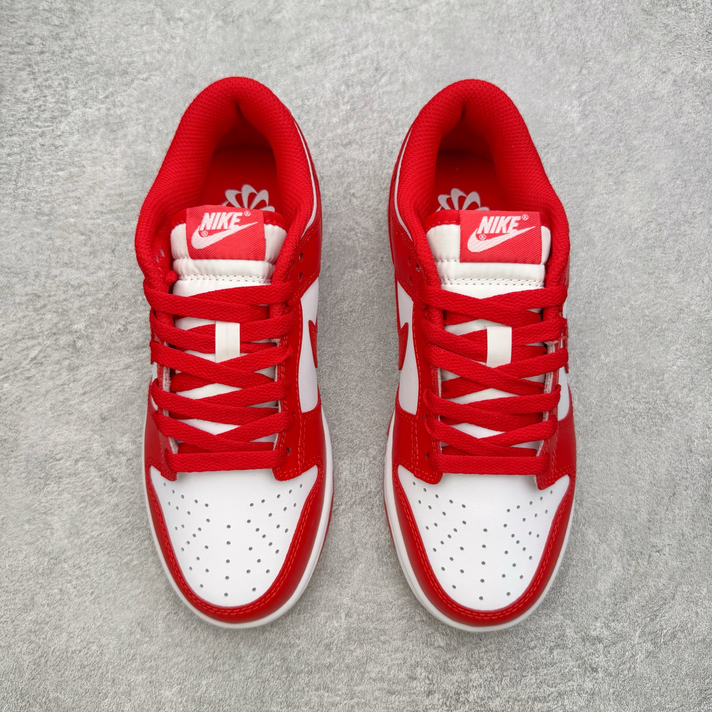 图片[2]-＃YC纯原 NK Dunk Low 白红 DD1873-116 实力大厂出品 新配色陆续开发 利润个位数只为口碑 全套原纸板楦头开发 确保原汁原味 完美呈现DUNK版型 一比一鞋头弧度高度鞋身弧度 此版本只针对中端市场 皮料材质有所更替 其他数据细节工艺流程均保持一致 绝不口嗨 细节品控鞋型随意对比 独家私模官方第六代原厂航空铝磨具打磨大底 鞋头坡度极致还原 无解鞋型 原盒原配 圈内天花板工艺 原厂玻璃冲刀 超高清洁度 全鞋零毛边皮料切割 原厂中底布点胶 中底布拉帮走线遵循公司 尺码：36 36.5 37.5 38 38.5 39 40 40.5 41 42 42.5 43 44 44.5 45 46-选品中心