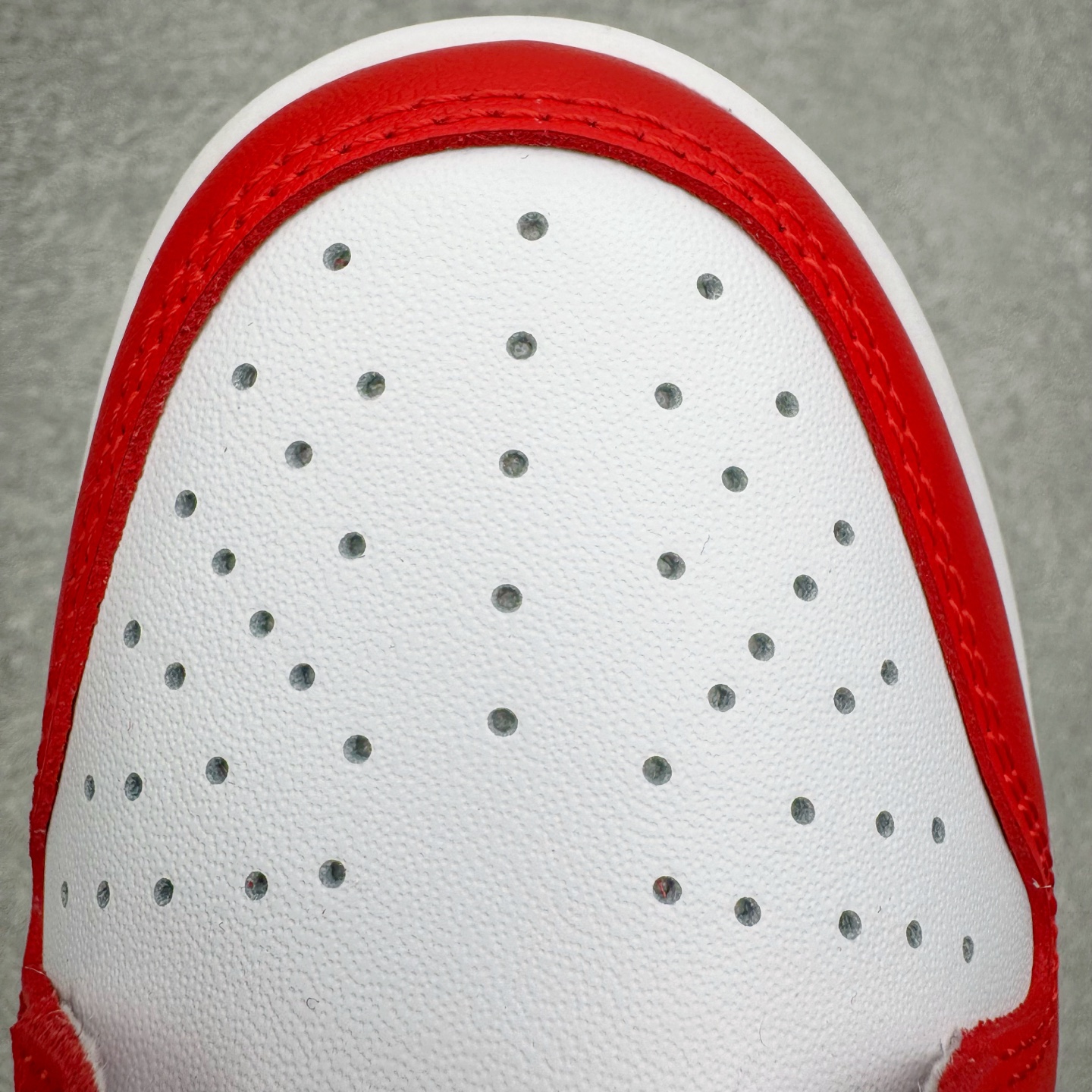 图片[15]-＃YC纯原 NK Dunk Low 白红 DD1873-116 实力大厂出品 新配色陆续开发 利润个位数只为口碑 全套原纸板楦头开发 确保原汁原味 完美呈现DUNK版型 一比一鞋头弧度高度鞋身弧度 此版本只针对中端市场 皮料材质有所更替 其他数据细节工艺流程均保持一致 绝不口嗨 细节品控鞋型随意对比 独家私模官方第六代原厂航空铝磨具打磨大底 鞋头坡度极致还原 无解鞋型 原盒原配 圈内天花板工艺 原厂玻璃冲刀 超高清洁度 全鞋零毛边皮料切割 原厂中底布点胶 中底布拉帮走线遵循公司 尺码：36 36.5 37.5 38 38.5 39 40 40.5 41 42 42.5 43 44 44.5 45 46-选品中心