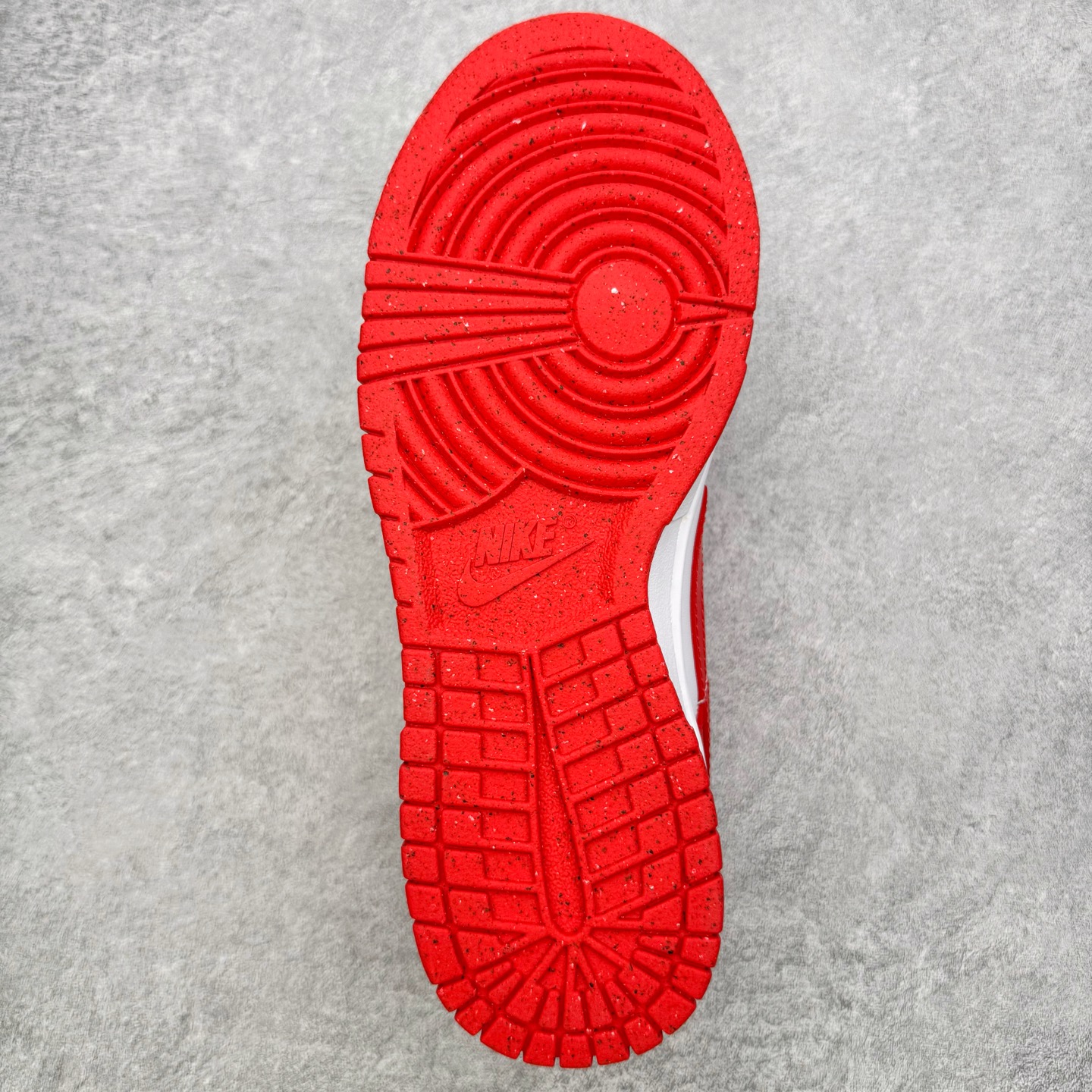 图片[9]-＃YC纯原 NK Dunk Low 白红 DD1873-116 实力大厂出品 新配色陆续开发 利润个位数只为口碑 全套原纸板楦头开发 确保原汁原味 完美呈现DUNK版型 一比一鞋头弧度高度鞋身弧度 此版本只针对中端市场 皮料材质有所更替 其他数据细节工艺流程均保持一致 绝不口嗨 细节品控鞋型随意对比 独家私模官方第六代原厂航空铝磨具打磨大底 鞋头坡度极致还原 无解鞋型 原盒原配 圈内天花板工艺 原厂玻璃冲刀 超高清洁度 全鞋零毛边皮料切割 原厂中底布点胶 中底布拉帮走线遵循公司 尺码：36 36.5 37.5 38 38.5 39 40 40.5 41 42 42.5 43 44 44.5 45 46-选品中心