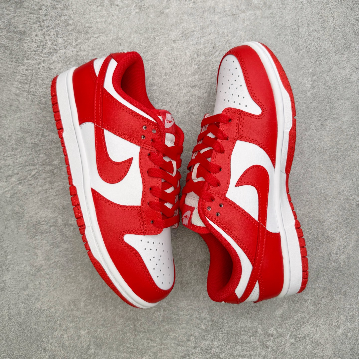 图片[3]-＃YC纯原 NK Dunk Low 白红 DD1873-116 实力大厂出品 新配色陆续开发 利润个位数只为口碑 全套原纸板楦头开发 确保原汁原味 完美呈现DUNK版型 一比一鞋头弧度高度鞋身弧度 此版本只针对中端市场 皮料材质有所更替 其他数据细节工艺流程均保持一致 绝不口嗨 细节品控鞋型随意对比 独家私模官方第六代原厂航空铝磨具打磨大底 鞋头坡度极致还原 无解鞋型 原盒原配 圈内天花板工艺 原厂玻璃冲刀 超高清洁度 全鞋零毛边皮料切割 原厂中底布点胶 中底布拉帮走线遵循公司 尺码：36 36.5 37.5 38 38.5 39 40 40.5 41 42 42.5 43 44 44.5 45 46-选品中心
