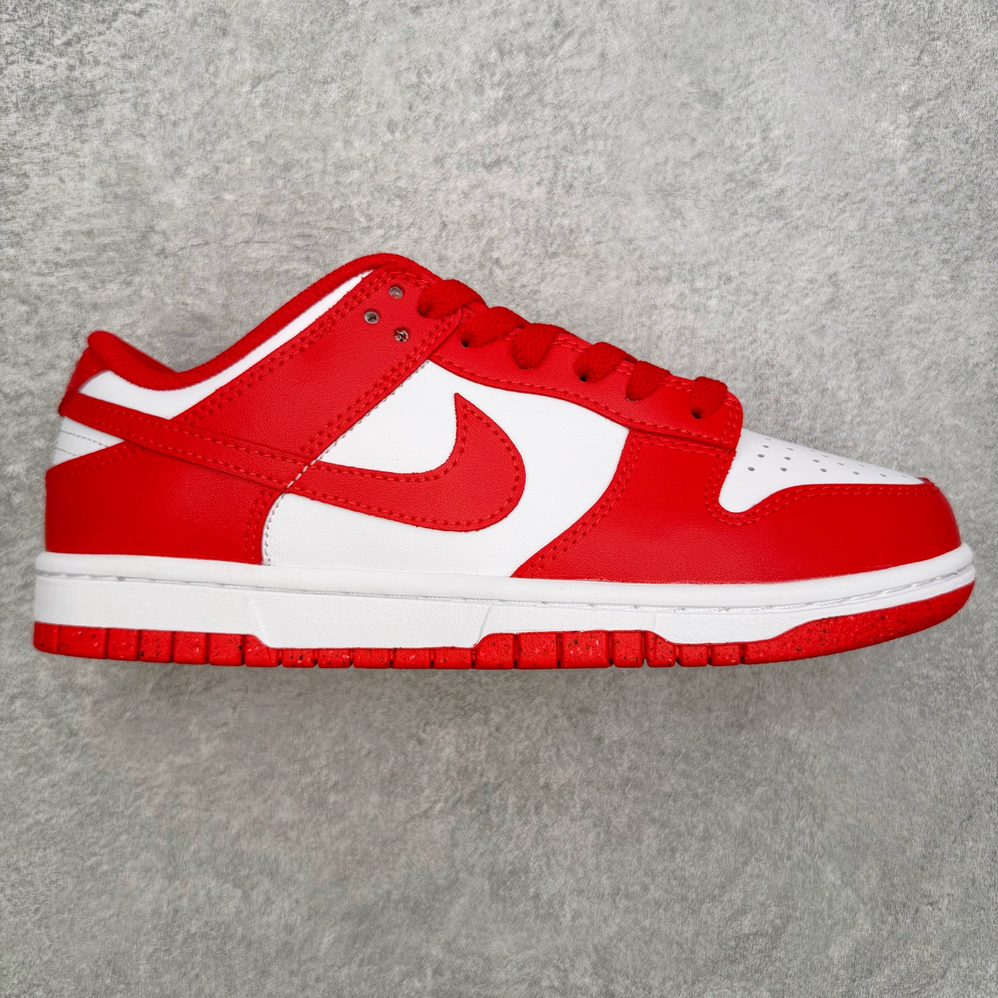 ＃YC纯原 NK Dunk Low 白红 DD1873-116 实力大厂出品 新配色陆续开发 利润个位数只为口碑 全套原纸板楦头开发 确保原汁原味 完美呈现DUNK版型 一比一鞋头弧度高度鞋身弧度 此版本只针对中端市场 皮料材质有所更替 其他数据细节工艺流程均保持一致 绝不口嗨 细节品控鞋型随意对比 独家私模官方第六代原厂航空铝磨具打磨大底 鞋头坡度极致还原 无解鞋型 原盒原配 圈内天花板工艺 原厂玻璃冲刀 超高清洁度 全鞋零毛边皮料切割 原厂中底布点胶 中底布拉帮走线遵循公司 尺码：36 36.5 37.5 38 38.5 39 40 40.5 41 42 42.5 43 44 44.5 45 46-选品中心