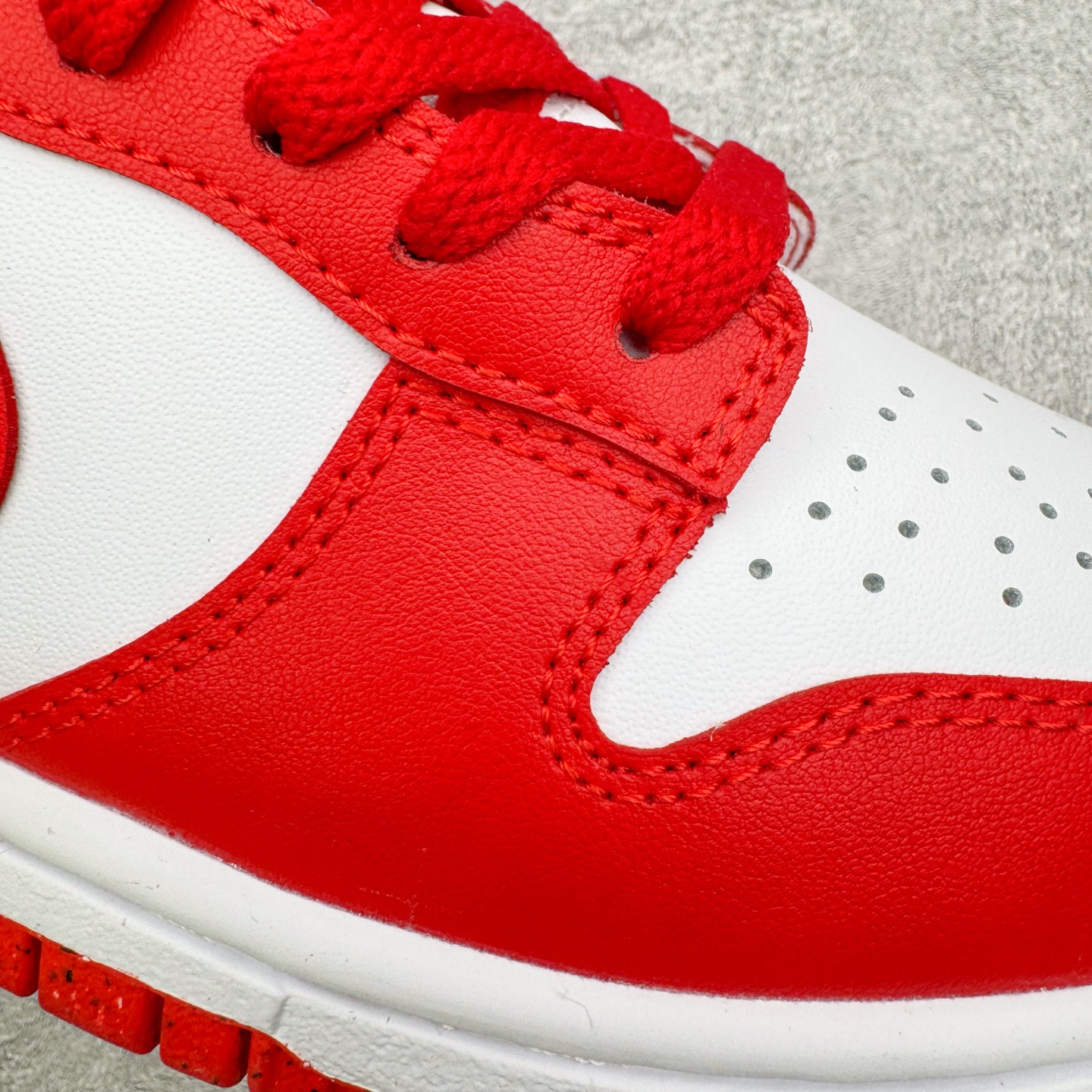 图片[19]-＃YC纯原 NK Dunk Low 白红 DD1873-116 实力大厂出品 新配色陆续开发 利润个位数只为口碑 全套原纸板楦头开发 确保原汁原味 完美呈现DUNK版型 一比一鞋头弧度高度鞋身弧度 此版本只针对中端市场 皮料材质有所更替 其他数据细节工艺流程均保持一致 绝不口嗨 细节品控鞋型随意对比 独家私模官方第六代原厂航空铝磨具打磨大底 鞋头坡度极致还原 无解鞋型 原盒原配 圈内天花板工艺 原厂玻璃冲刀 超高清洁度 全鞋零毛边皮料切割 原厂中底布点胶 中底布拉帮走线遵循公司 尺码：36 36.5 37.5 38 38.5 39 40 40.5 41 42 42.5 43 44 44.5 45 46-选品中心