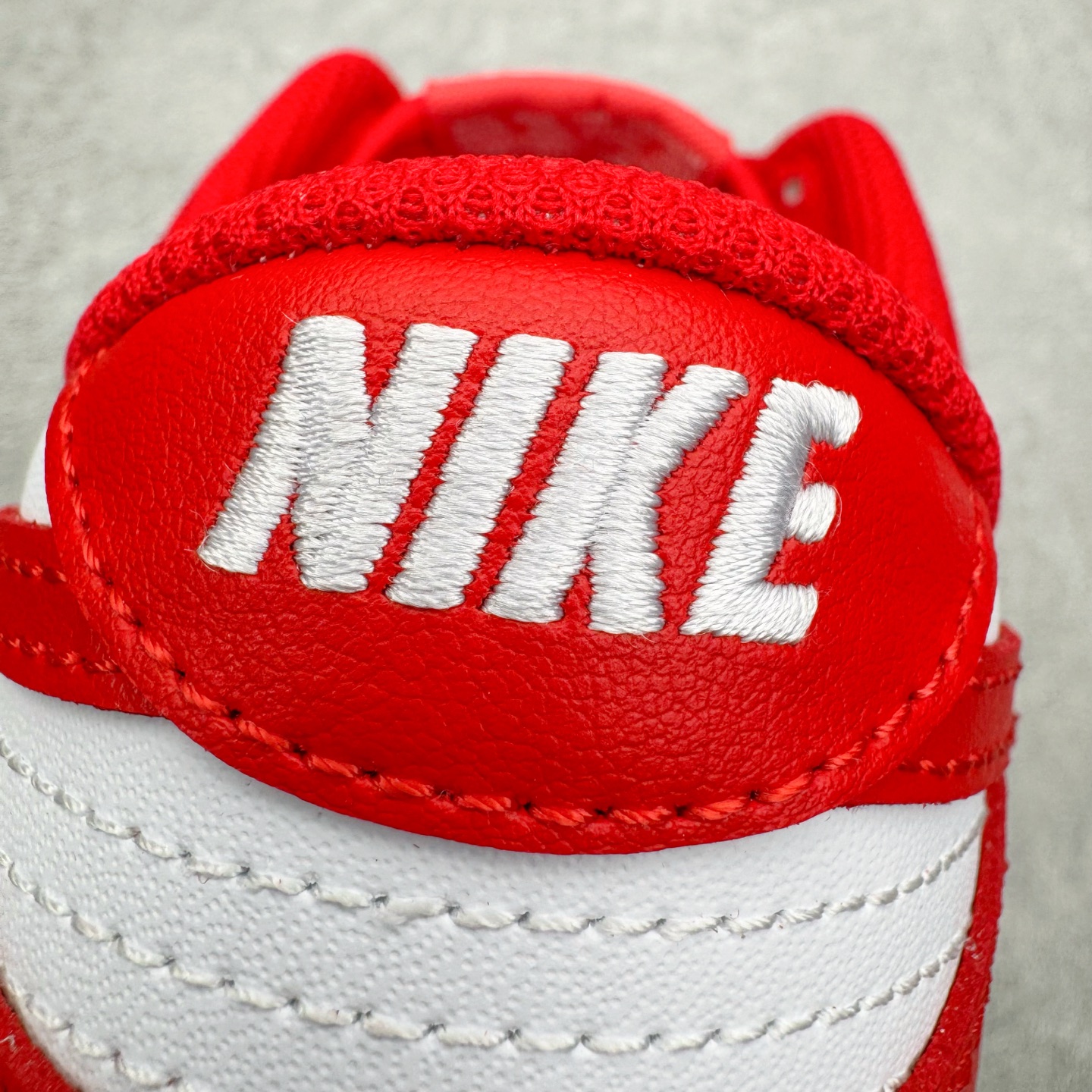 图片[16]-＃YC纯原 NK Dunk Low 白红 DD1873-116 实力大厂出品 新配色陆续开发 利润个位数只为口碑 全套原纸板楦头开发 确保原汁原味 完美呈现DUNK版型 一比一鞋头弧度高度鞋身弧度 此版本只针对中端市场 皮料材质有所更替 其他数据细节工艺流程均保持一致 绝不口嗨 细节品控鞋型随意对比 独家私模官方第六代原厂航空铝磨具打磨大底 鞋头坡度极致还原 无解鞋型 原盒原配 圈内天花板工艺 原厂玻璃冲刀 超高清洁度 全鞋零毛边皮料切割 原厂中底布点胶 中底布拉帮走线遵循公司 尺码：36 36.5 37.5 38 38.5 39 40 40.5 41 42 42.5 43 44 44.5 45 46-选品中心