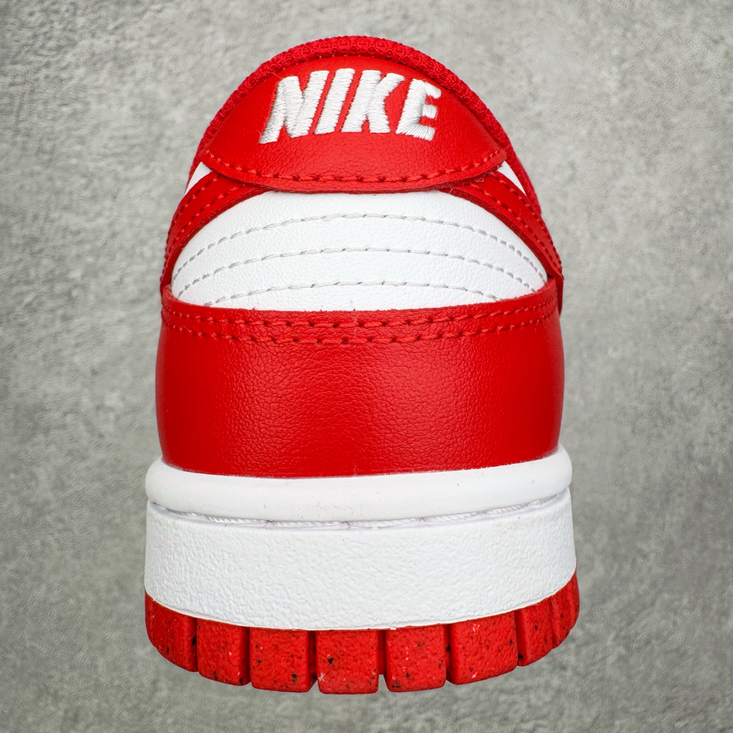 图片[8]-＃YC纯原 NK Dunk Low 白红 DD1873-116 实力大厂出品 新配色陆续开发 利润个位数只为口碑 全套原纸板楦头开发 确保原汁原味 完美呈现DUNK版型 一比一鞋头弧度高度鞋身弧度 此版本只针对中端市场 皮料材质有所更替 其他数据细节工艺流程均保持一致 绝不口嗨 细节品控鞋型随意对比 独家私模官方第六代原厂航空铝磨具打磨大底 鞋头坡度极致还原 无解鞋型 原盒原配 圈内天花板工艺 原厂玻璃冲刀 超高清洁度 全鞋零毛边皮料切割 原厂中底布点胶 中底布拉帮走线遵循公司 尺码：36 36.5 37.5 38 38.5 39 40 40.5 41 42 42.5 43 44 44.5 45 46-选品中心