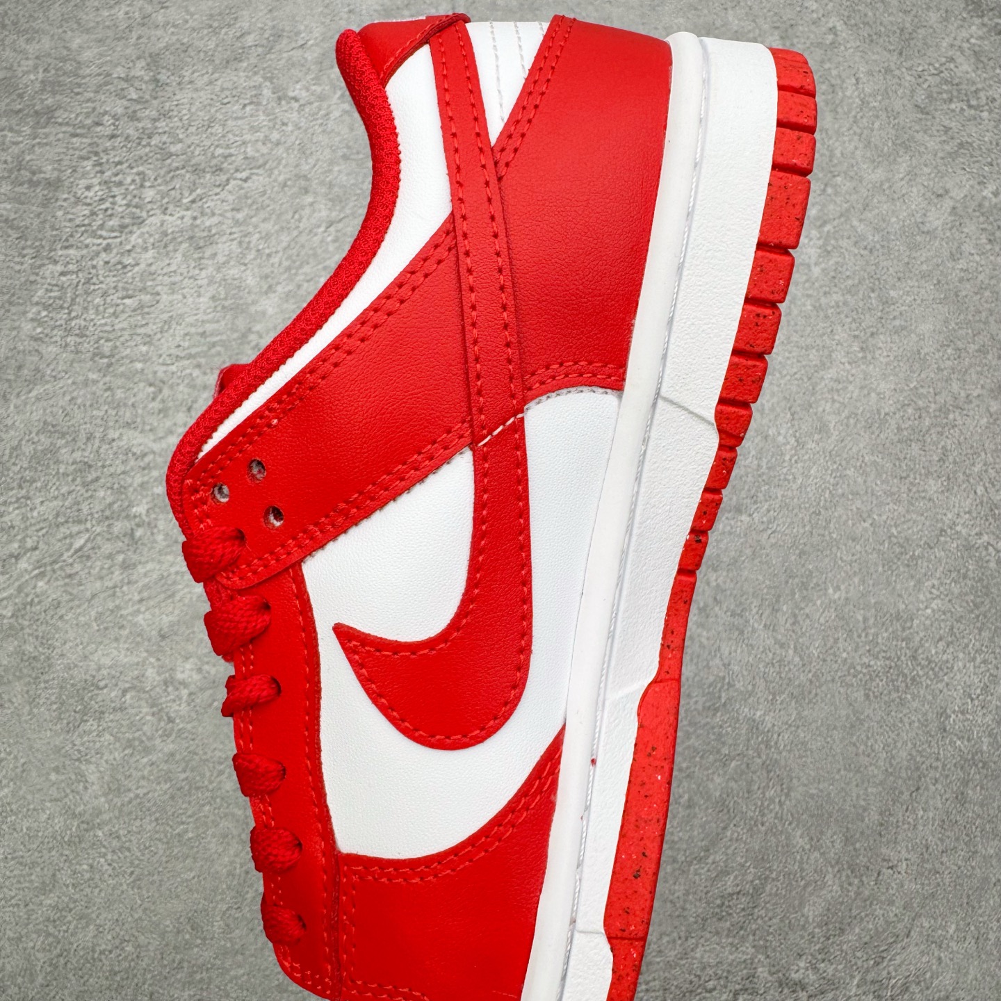 图片[7]-＃YC纯原 NK Dunk Low 白红 DD1873-116 实力大厂出品 新配色陆续开发 利润个位数只为口碑 全套原纸板楦头开发 确保原汁原味 完美呈现DUNK版型 一比一鞋头弧度高度鞋身弧度 此版本只针对中端市场 皮料材质有所更替 其他数据细节工艺流程均保持一致 绝不口嗨 细节品控鞋型随意对比 独家私模官方第六代原厂航空铝磨具打磨大底 鞋头坡度极致还原 无解鞋型 原盒原配 圈内天花板工艺 原厂玻璃冲刀 超高清洁度 全鞋零毛边皮料切割 原厂中底布点胶 中底布拉帮走线遵循公司 尺码：36 36.5 37.5 38 38.5 39 40 40.5 41 42 42.5 43 44 44.5 45 46-选品中心
