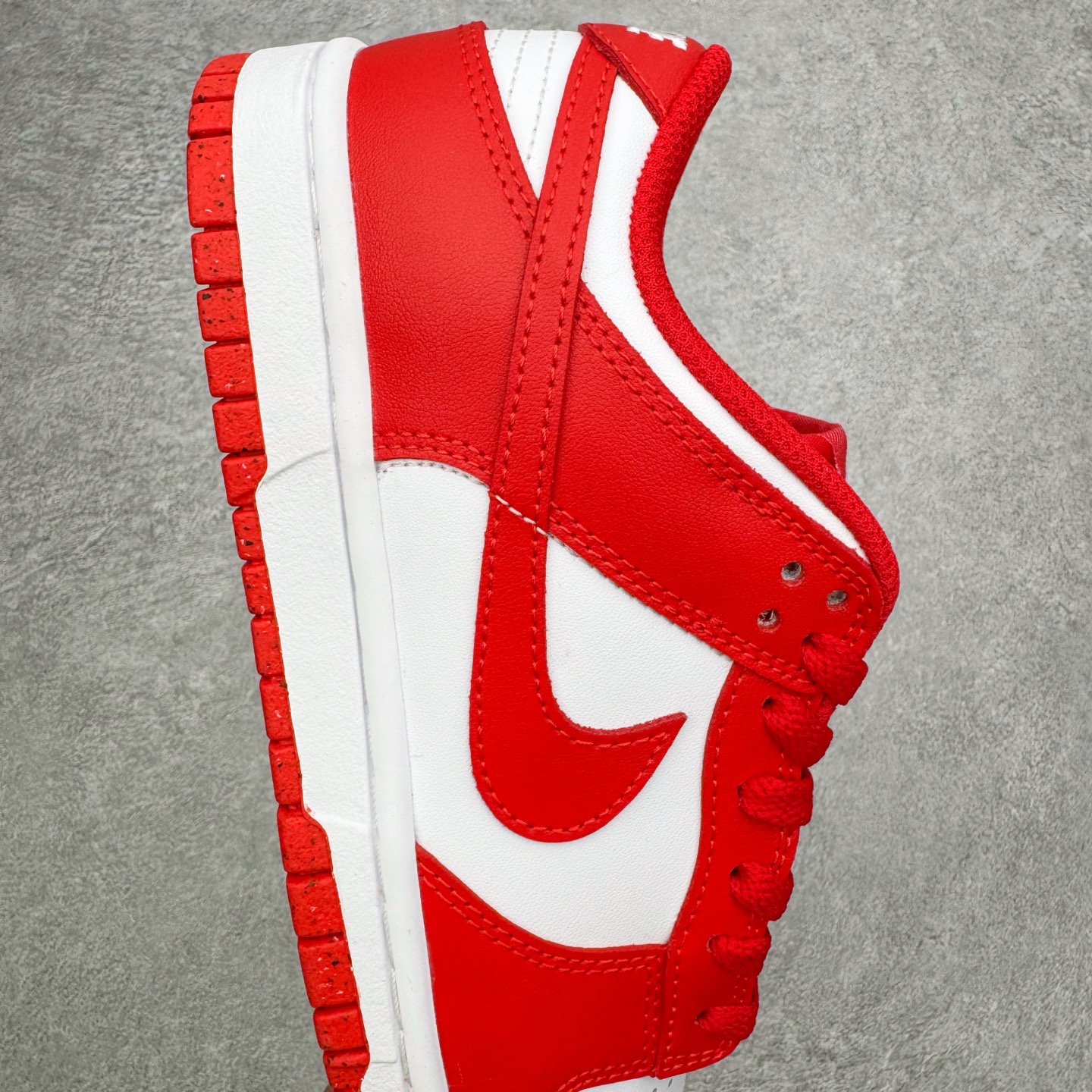 图片[6]-＃YC纯原 NK Dunk Low 白红 DD1873-116 实力大厂出品 新配色陆续开发 利润个位数只为口碑 全套原纸板楦头开发 确保原汁原味 完美呈现DUNK版型 一比一鞋头弧度高度鞋身弧度 此版本只针对中端市场 皮料材质有所更替 其他数据细节工艺流程均保持一致 绝不口嗨 细节品控鞋型随意对比 独家私模官方第六代原厂航空铝磨具打磨大底 鞋头坡度极致还原 无解鞋型 原盒原配 圈内天花板工艺 原厂玻璃冲刀 超高清洁度 全鞋零毛边皮料切割 原厂中底布点胶 中底布拉帮走线遵循公司 尺码：36 36.5 37.5 38 38.5 39 40 40.5 41 42 42.5 43 44 44.5 45 46-选品中心