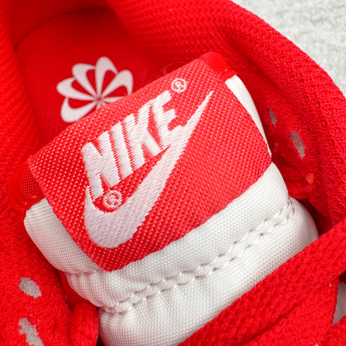 图片[14]-＃YC纯原 NK Dunk Low 白红 DD1873-116 实力大厂出品 新配色陆续开发 利润个位数只为口碑 全套原纸板楦头开发 确保原汁原味 完美呈现DUNK版型 一比一鞋头弧度高度鞋身弧度 此版本只针对中端市场 皮料材质有所更替 其他数据细节工艺流程均保持一致 绝不口嗨 细节品控鞋型随意对比 独家私模官方第六代原厂航空铝磨具打磨大底 鞋头坡度极致还原 无解鞋型 原盒原配 圈内天花板工艺 原厂玻璃冲刀 超高清洁度 全鞋零毛边皮料切割 原厂中底布点胶 中底布拉帮走线遵循公司 尺码：36 36.5 37.5 38 38.5 39 40 40.5 41 42 42.5 43 44 44.5 45 46-选品中心