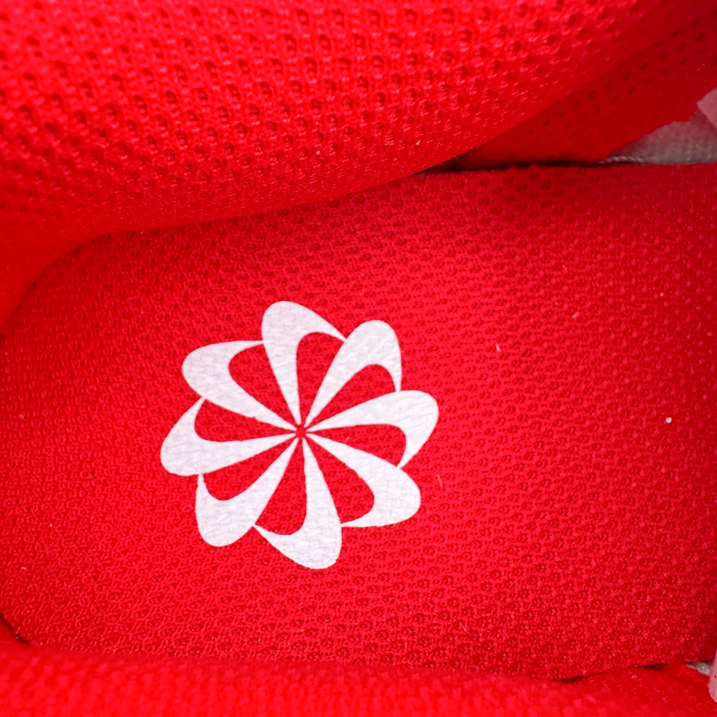 图片[13]-＃YC纯原 NK Dunk Low 白红 DD1873-116 实力大厂出品 新配色陆续开发 利润个位数只为口碑 全套原纸板楦头开发 确保原汁原味 完美呈现DUNK版型 一比一鞋头弧度高度鞋身弧度 此版本只针对中端市场 皮料材质有所更替 其他数据细节工艺流程均保持一致 绝不口嗨 细节品控鞋型随意对比 独家私模官方第六代原厂航空铝磨具打磨大底 鞋头坡度极致还原 无解鞋型 原盒原配 圈内天花板工艺 原厂玻璃冲刀 超高清洁度 全鞋零毛边皮料切割 原厂中底布点胶 中底布拉帮走线遵循公司 尺码：36 36.5 37.5 38 38.5 39 40 40.5 41 42 42.5 43 44 44.5 45 46-选品中心