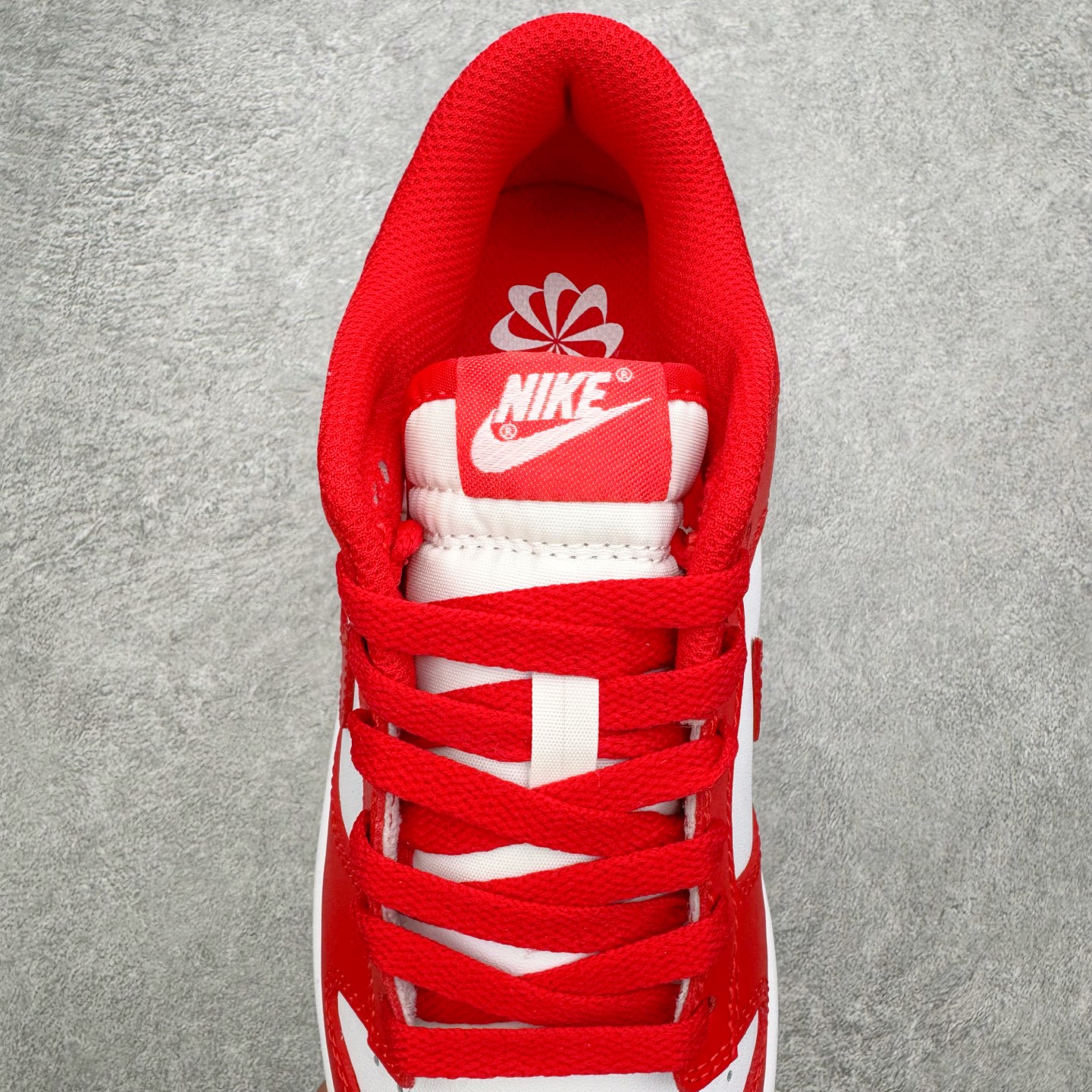 图片[5]-＃YC纯原 NK Dunk Low 白红 DD1873-116 实力大厂出品 新配色陆续开发 利润个位数只为口碑 全套原纸板楦头开发 确保原汁原味 完美呈现DUNK版型 一比一鞋头弧度高度鞋身弧度 此版本只针对中端市场 皮料材质有所更替 其他数据细节工艺流程均保持一致 绝不口嗨 细节品控鞋型随意对比 独家私模官方第六代原厂航空铝磨具打磨大底 鞋头坡度极致还原 无解鞋型 原盒原配 圈内天花板工艺 原厂玻璃冲刀 超高清洁度 全鞋零毛边皮料切割 原厂中底布点胶 中底布拉帮走线遵循公司 尺码：36 36.5 37.5 38 38.5 39 40 40.5 41 42 42.5 43 44 44.5 45 46-选品中心