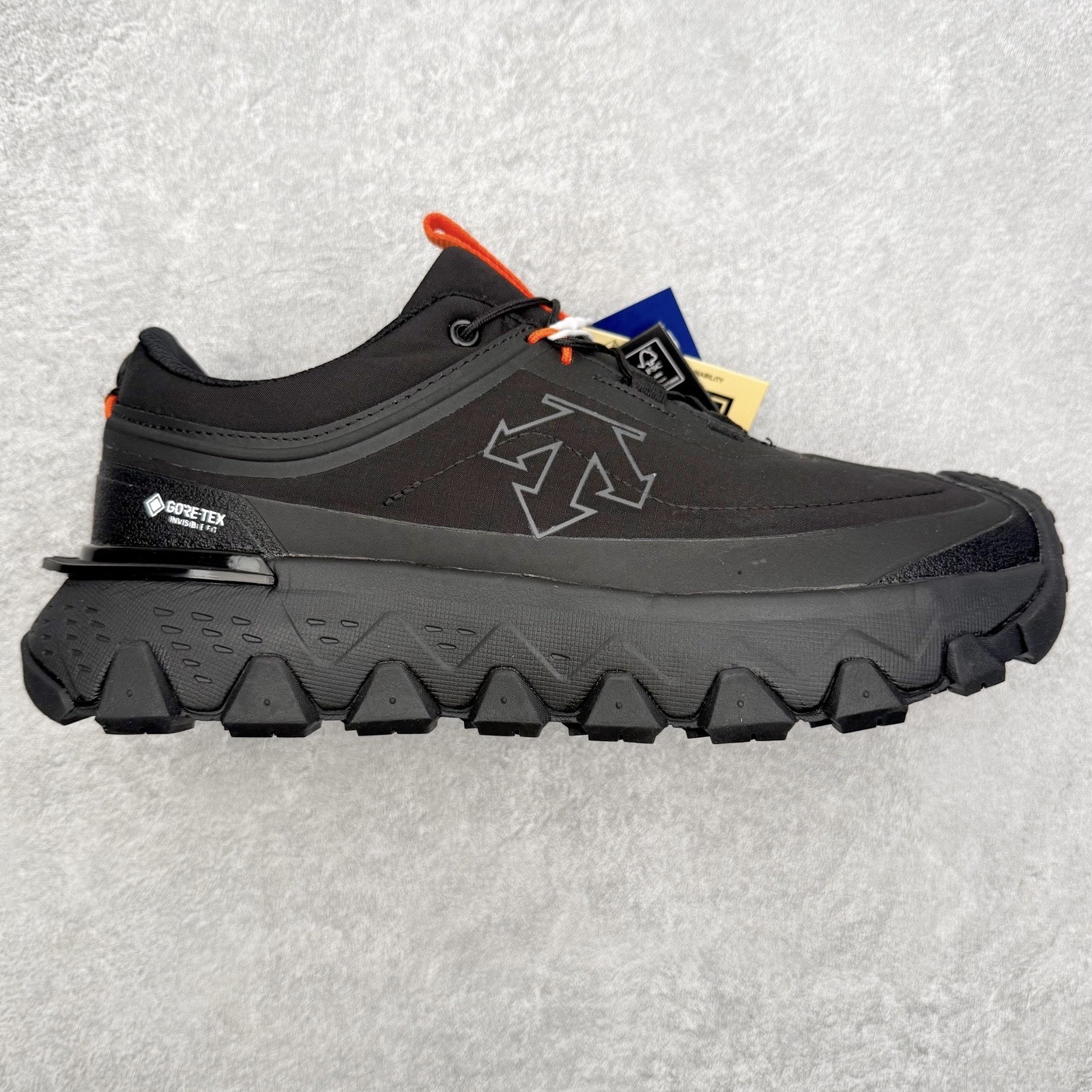 DESCENTE SKI STYLE SNOW RIDE 迪桑特舒适防滑耐磨低帮生活休闲鞋 DESCENTE（迪桑特）创立于1935年，品牌名取自法语词汇，意为“滑降”。品牌箭头标识代表滑雪的三种技术“高速直线滑行”、“穿越”和“侧滑”，也寓意品牌在打造高端专业运动产品中不断追求完美的创新精神，致力于成为中国高端专业滑雪、综训、女子、铁人三项、高尔夫的第一品牌。尺码：39 40 40.5 41 42 42.5 43 44 44.5 45-选品中心