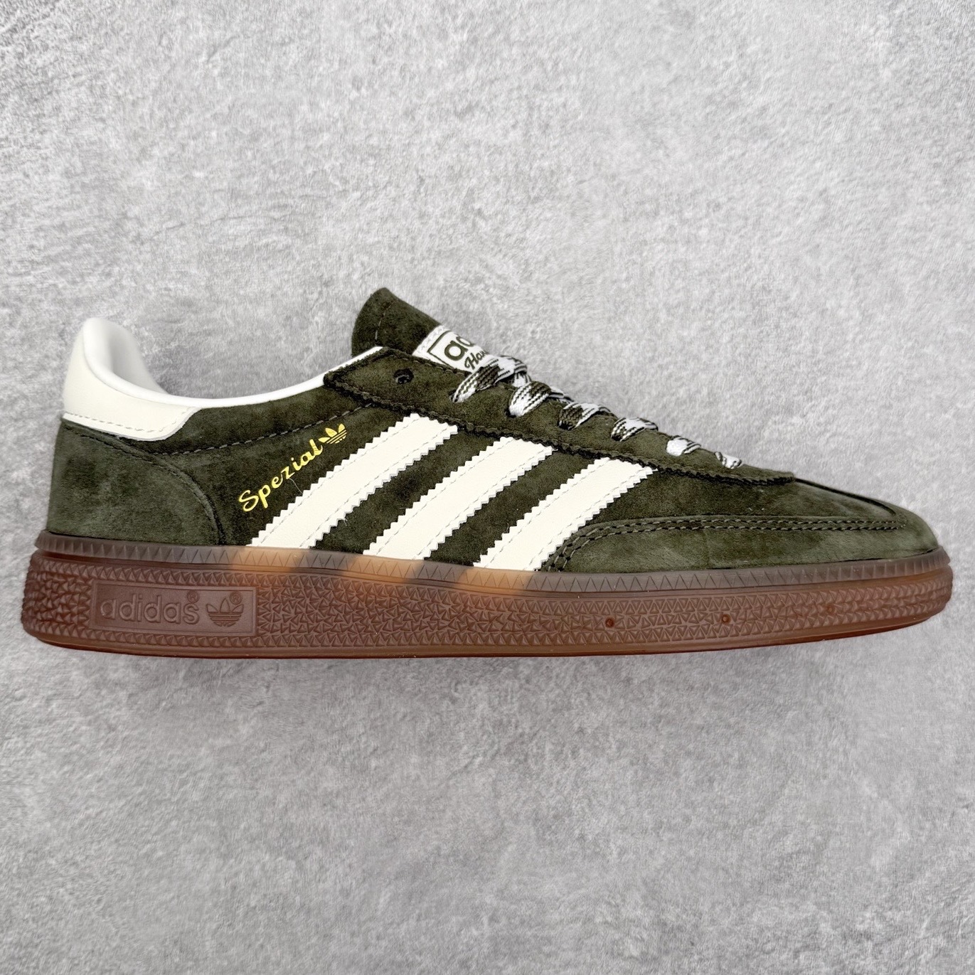 AD Originals Handball SPZL 手球运动员系列百搭休闲运动板鞋 KI5940 这款来自阿迪达斯的这款HANDBALL SPZL前身是一双手球运动鞋，这一次拿来复刻，所以鞋面的主要色彩选用了黑色， 鞋面外侧除了Spezial字母之外还有三叶草标志。Handball SPZL作为复古手球训练鞋与作为室内足球鞋的Samba有着异曲同工之处，但是质感更为出众的鞋身以及丰富的配色选择比起Samba来讲可以说是更胜一筹了！尺码：36 36⅔ 37⅓ 38 38⅔ 39⅓ 40 40⅔ 41⅓ 42 42⅔ 43⅓ 44 45-选品中心