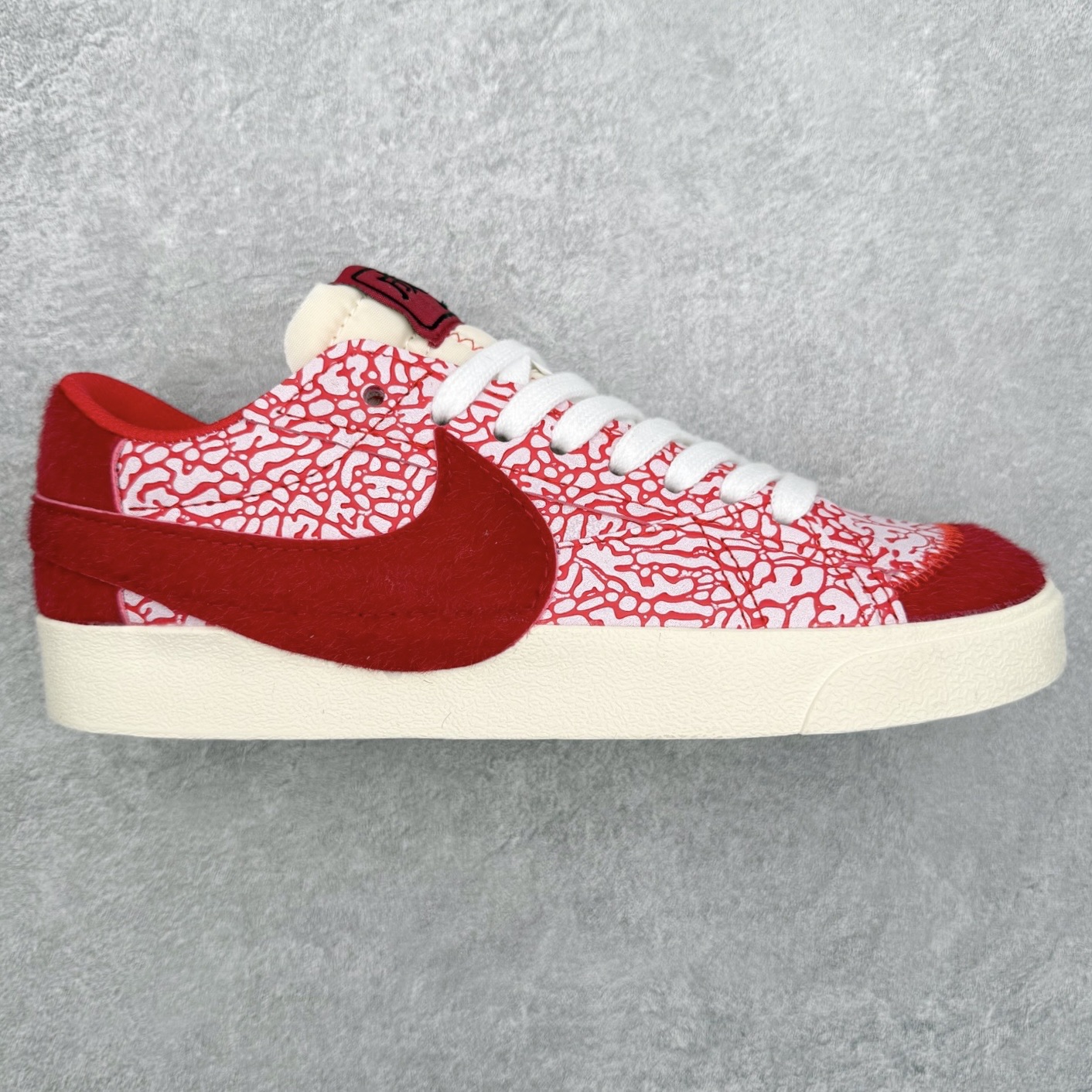 NK Blazer Low \’77 Jumbo 开拓者大钩 DQ1470-142 焕新升级经典 Blazer 鞋款 大号 Swoosh 突出新时代更加张扬的潮流感 对经典的又一次改良升级 大号 Swoosh 设计结合宽大鞋带 符合当下潮流意趣 橡胶外底融入凸起人字形底纹增添几分户外感觉 尺码：36 36.5 37.5 38 38.5 39 40 40.5 41 42 42.5 43 44 44.5 45-选品中心