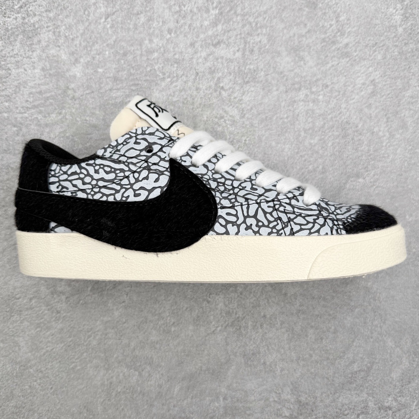 NK Blazer Low \'77 Jumbo 开拓者大钩 QD1471-131 焕新升级经典 Blazer 鞋款 大号 Swoosh 突出新时代更加张扬的潮流感 对经典的又一次改良升级 大号 Swoosh 设计结合宽大鞋带 符合当下潮流意趣 橡胶外底融入凸起人字形底纹增添几分户外感觉 尺码：36 36.5 37.5 38 38.5 39 40 40.5 41 42 42.5 43 44 44.5 45-选品中心