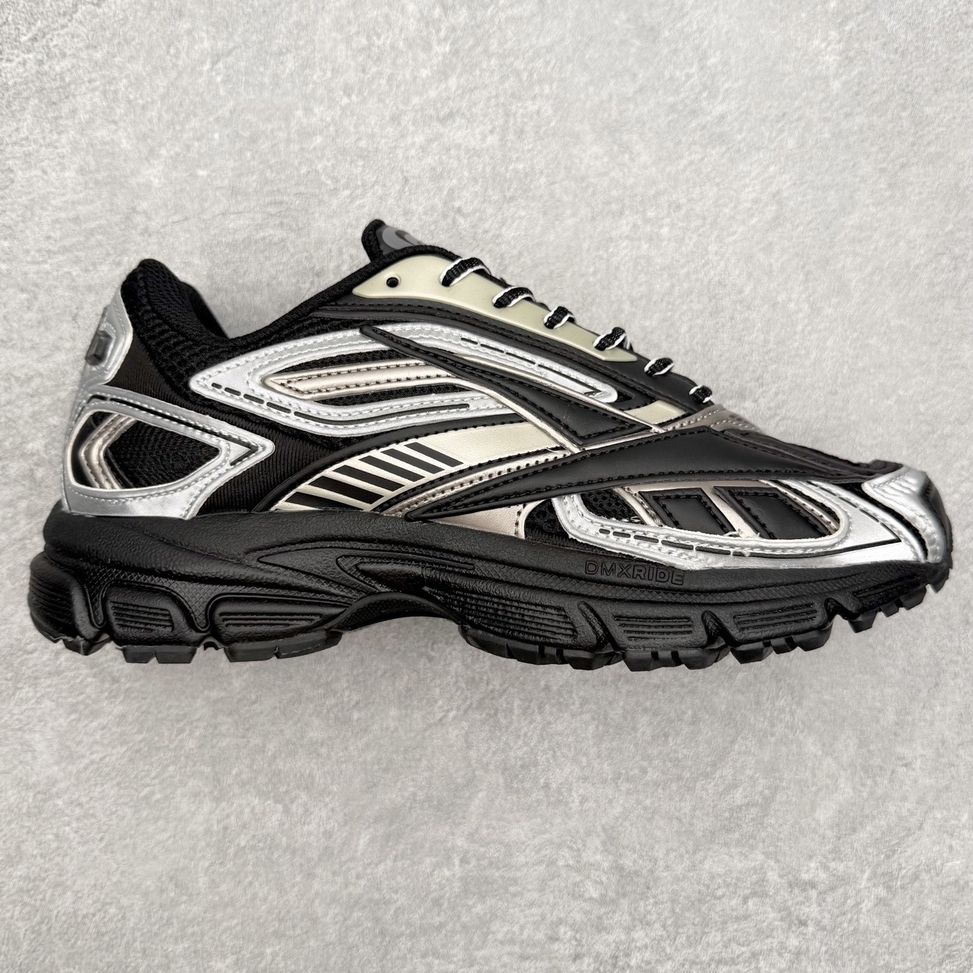 锐步Reebok Premier Road Ultra LTD 总理路跑系列低帮复古百搭休闲运动慢跑鞋 从健身到街头，从不循规蹈矩的国际运动品牌Reebok锐步，以“Life Is Not a Spectator Sport”的宣言，不断将先锋ICON带给年轻一代—继承先锋的健身DNA与深厚的街头文化沉淀，锐步鼓励所有人突破自我极限，拥抱未知、健身和例外的生活方式，以坚定的自我态度拥抱属于自己的未来。尺码：36 36.5 37.5 38 38.5 39 40 40.5 41 42 42.5 43 44 44.5 45-选品中心