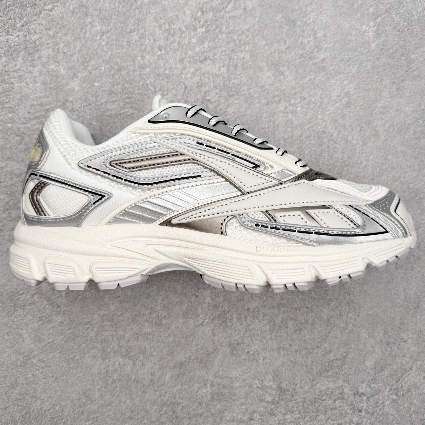 锐步Reebok Premier Road Ultra LTD 总理路跑系列低帮复古百搭休闲运动慢跑鞋 从健身到街头，从不循规蹈矩的国际运动品牌Reebok锐步，以“Life Is Not a Spectator Sport”的宣言，不断将先锋ICON带给年轻一代—继承先锋的健身DNA与深厚的街头文化沉淀，锐步鼓励所有人突破自我极限，拥抱未知、健身和例外的生活方式，以坚定的自我态度拥抱属于自己的未来。尺码：36 36.5 37.5 38 38.5 39 40 40.5 41 42 42.5 43 44 44.5 45-选品中心