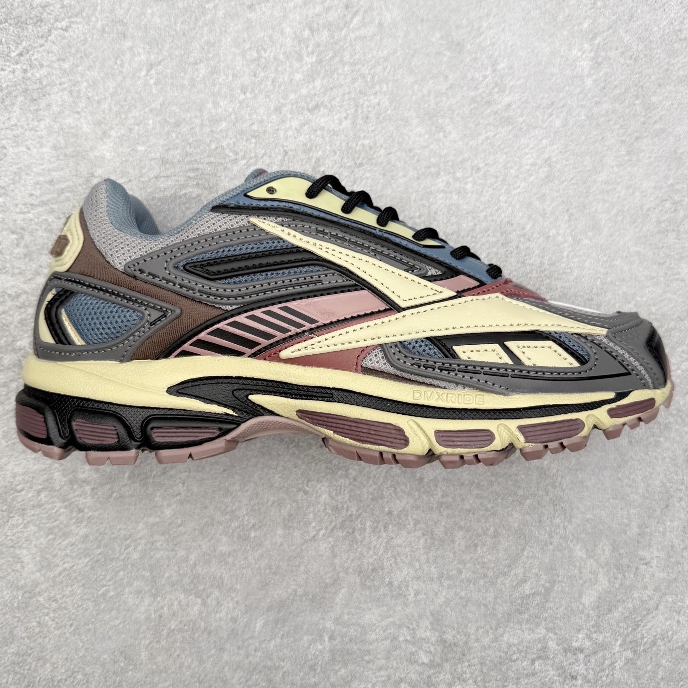 锐步Reebok Premier Road Ultra LTD 总理路跑系列低帮复古百搭休闲运动慢跑鞋 从健身到街头，从不循规蹈矩的国际运动品牌Reebok锐步，以“Life Is Not a Spectator Sport”的宣言，不断将先锋ICON带给年轻一代—继承先锋的健身DNA与深厚的街头文化沉淀，锐步鼓励所有人突破自我极限，拥抱未知、健身和例外的生活方式，以坚定的自我态度拥抱属于自己的未来。尺码：36 36.5 37.5 38 38.5 39 40 40.5 41 42 42.5 43 44 44.5 45-选品中心