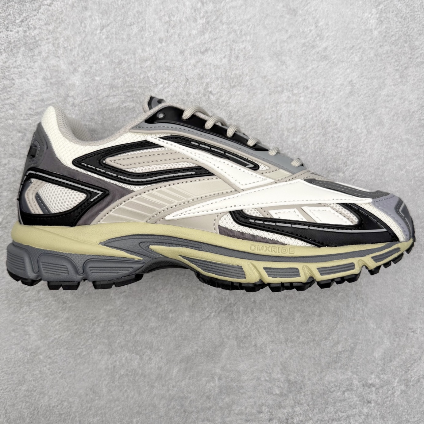 锐步Reebok Premier Road Ultra LTD 总理路跑系列低帮复古百搭休闲运动慢跑鞋 从健身到街头，从不循规蹈矩的国际运动品牌Reebok锐步，以“Life Is Not a Spectator Sport”的宣言，不断将先锋ICON带给年轻一代—继承先锋的健身DNA与深厚的街头文化沉淀，锐步鼓励所有人突破自我极限，拥抱未知、健身和例外的生活方式，以坚定的自我态度拥抱属于自己的未来。尺码：36 36.5 37.5 38 38.5 39 40 40.5 41 42 42.5 43 44 44.5 45-选品中心