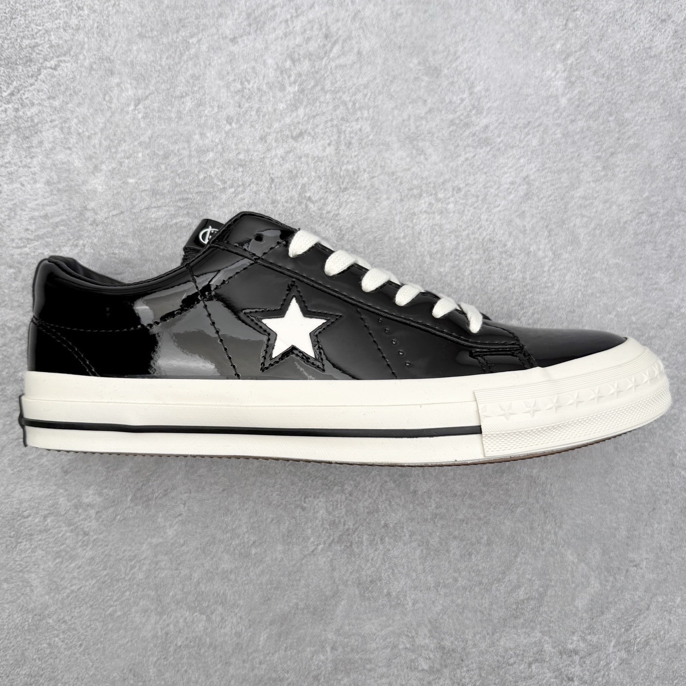 Noritake/则武 x Converse ONE STAR 95 漆皮黑武士 匡威官方 经典舒适低帮休闲板鞋 以经典One Star鞋型为蓝本 亮面漆皮搭配白色星星Logo 自带反光效果 简约又极具辨识度 货号:A17901C 尺码:35 36 36.5 37 37.5 38 39 39.5 40 41 41.5 42 42.5 43 44-选品中心