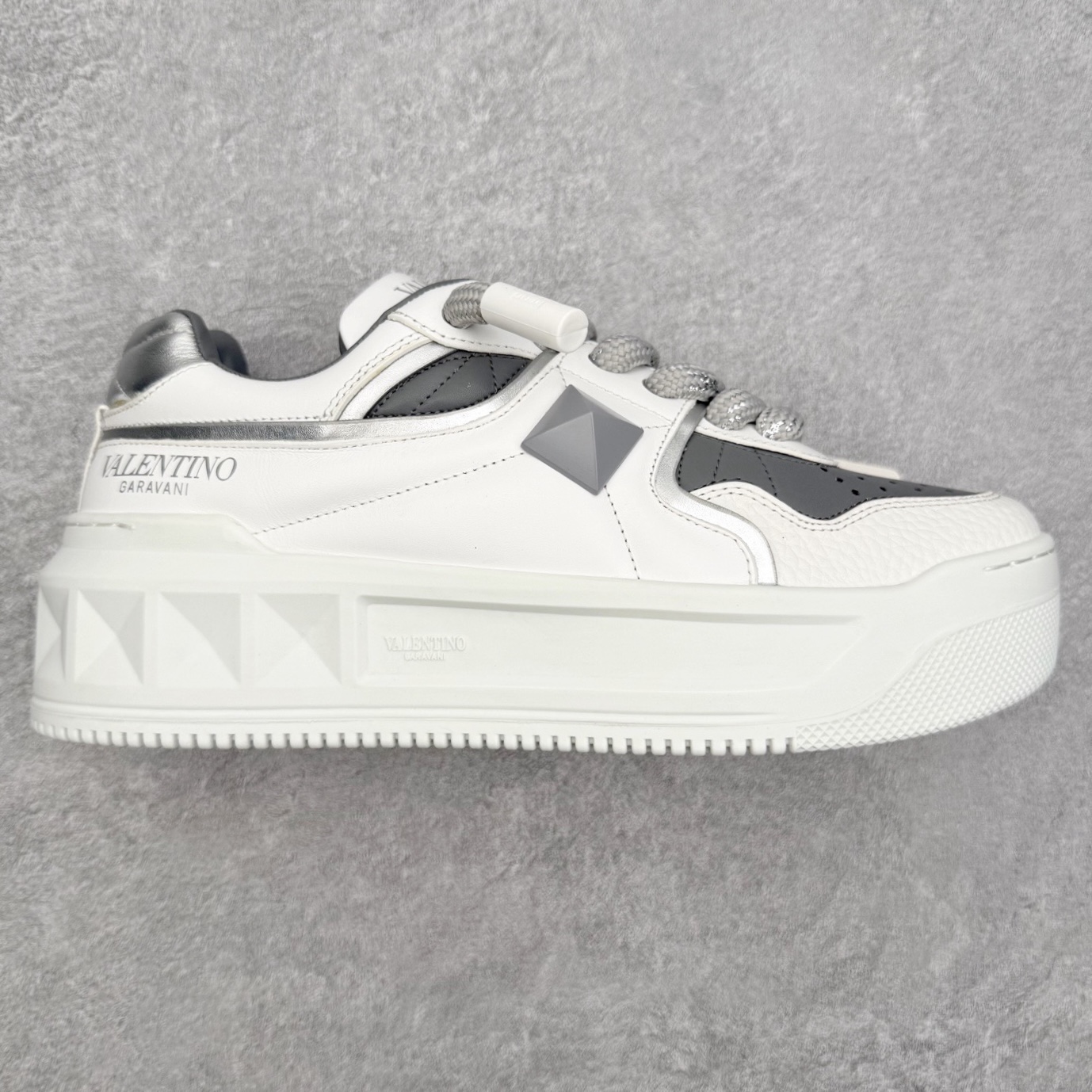 Valentino 华伦天奴 新款休闲鞋走秀情侣爆款 粗鞋带面包鞋休闲鞋 Elsa Hosk张艺兴 关晓彤等众多明星同款 pink pp系列芭比粉被eanor Hosk 穿出了不一样的随性和时髦 阿那亚大秀可谓是刷爆了时尚圈!鞋面全油边 面料:定制牛皮+冲孔工艺,独家开模TPU大底 全套包装 尺码:35 36 37 38 39 40 41 42 43 44 45-选品中心