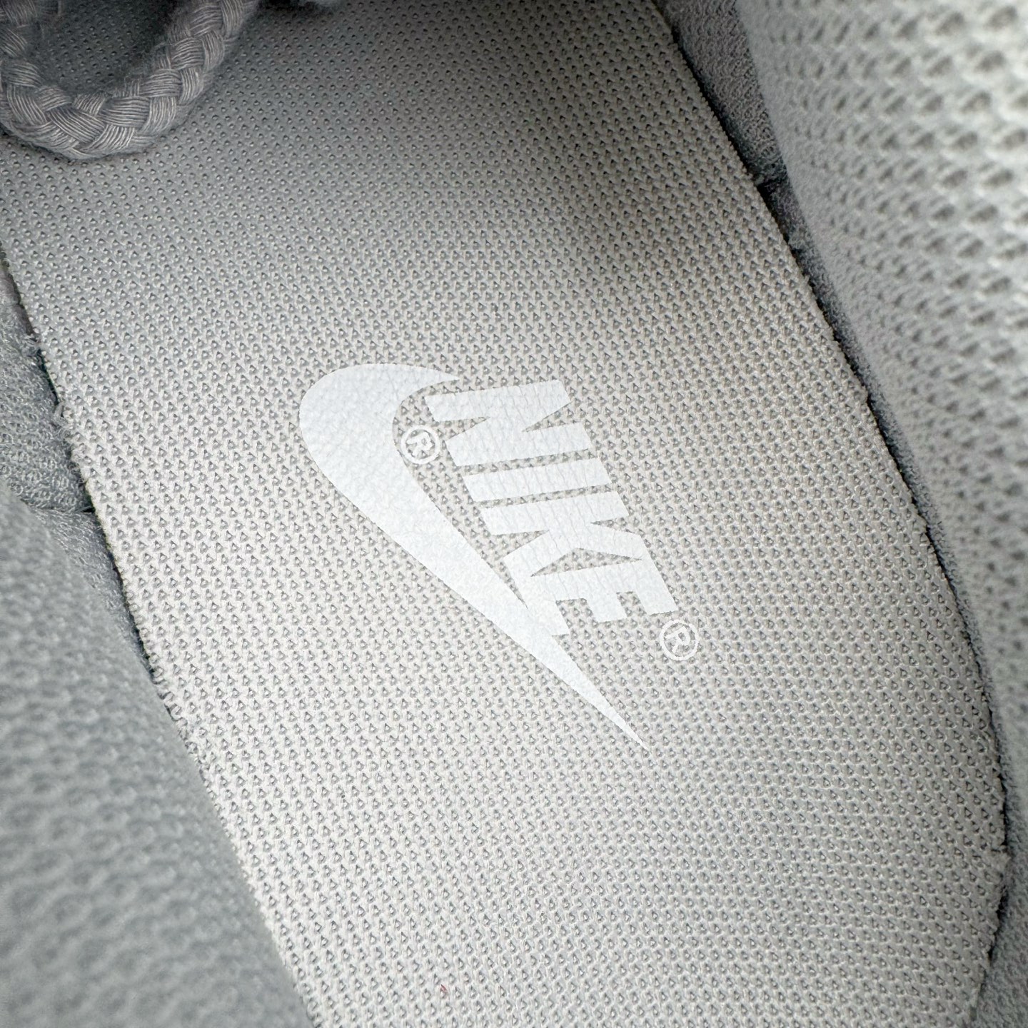 图片[13]-＃YC纯原 NK Dunk Low 永夜星河 DD1873-113 当永夜降临，星河便成了最叛逆的光。此款以银白为底色，泼墨深灰如星屑肆意洒落鞋身，侧身 Swoosh 划出流星轨迹，粗绳鞋带勾勒不羁态度，金属挂饰上弦月与星芒交错——细节里藏着一整个宇宙的奥秘。定制系列天花板 无原鞋不开发 全系列得物原鞋一比一校对开发 配色持续更新中 终端对接 优势输出 全套原厂楦头原纸板数据档案倾力打造 原汁原味莞产 极致还原 圈内最强针车工艺 高端零售指定版 广东原厂配套原盒原标 鞋盒分三个尺码段 原厂冲刀 超高清洁度 全鞋零毛边皮料切割 采用原厂百宏鞋带以及原厂百宏织唛舌标 内标可供原厂几率过验 进口原装条纹中底布 四线拉帮白色点胶 原厂拉帮手法遵循公司 原厂电绣 极致还原 SIZE 40 40.5 41 42 42.5 43 44 44.5 45 46-选品中心