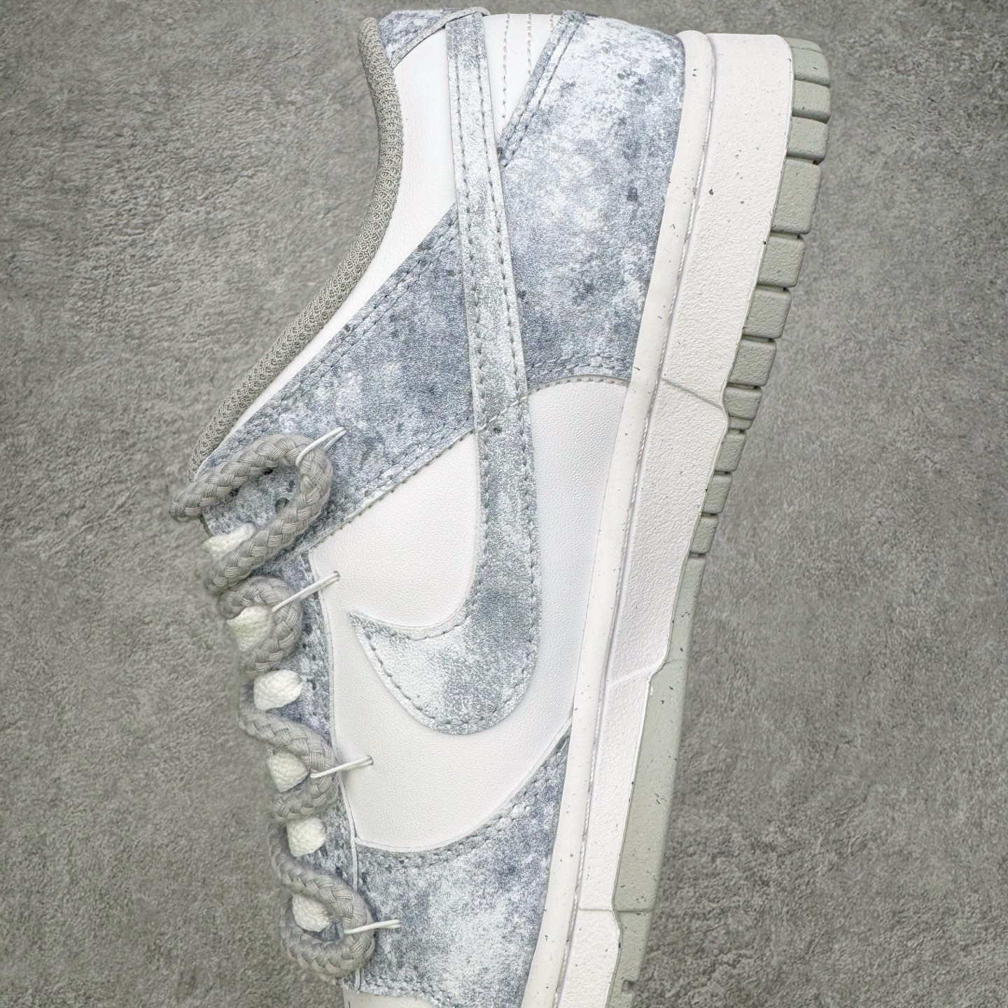 图片[7]-＃YC纯原 NK Dunk Low 永夜星河 DD1873-113 当永夜降临，星河便成了最叛逆的光。此款以银白为底色，泼墨深灰如星屑肆意洒落鞋身，侧身 Swoosh 划出流星轨迹，粗绳鞋带勾勒不羁态度，金属挂饰上弦月与星芒交错——细节里藏着一整个宇宙的奥秘。定制系列天花板 无原鞋不开发 全系列得物原鞋一比一校对开发 配色持续更新中 终端对接 优势输出 全套原厂楦头原纸板数据档案倾力打造 原汁原味莞产 极致还原 圈内最强针车工艺 高端零售指定版 广东原厂配套原盒原标 鞋盒分三个尺码段 原厂冲刀 超高清洁度 全鞋零毛边皮料切割 采用原厂百宏鞋带以及原厂百宏织唛舌标 内标可供原厂几率过验 进口原装条纹中底布 四线拉帮白色点胶 原厂拉帮手法遵循公司 原厂电绣 极致还原 SIZE 40 40.5 41 42 42.5 43 44 44.5 45 46-选品中心