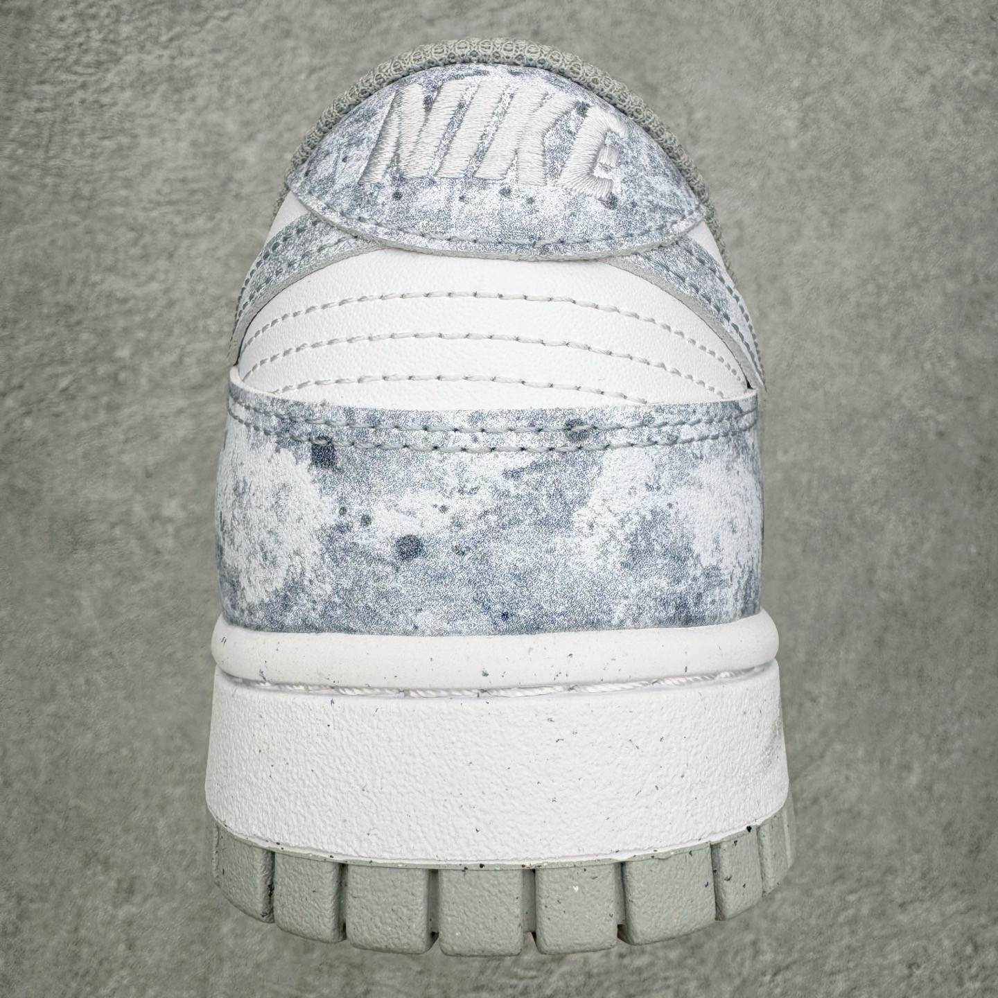 图片[8]-＃YC纯原 NK Dunk Low 永夜星河 DD1873-113 当永夜降临，星河便成了最叛逆的光。此款以银白为底色，泼墨深灰如星屑肆意洒落鞋身，侧身 Swoosh 划出流星轨迹，粗绳鞋带勾勒不羁态度，金属挂饰上弦月与星芒交错——细节里藏着一整个宇宙的奥秘。定制系列天花板 无原鞋不开发 全系列得物原鞋一比一校对开发 配色持续更新中 终端对接 优势输出 全套原厂楦头原纸板数据档案倾力打造 原汁原味莞产 极致还原 圈内最强针车工艺 高端零售指定版 广东原厂配套原盒原标 鞋盒分三个尺码段 原厂冲刀 超高清洁度 全鞋零毛边皮料切割 采用原厂百宏鞋带以及原厂百宏织唛舌标 内标可供原厂几率过验 进口原装条纹中底布 四线拉帮白色点胶 原厂拉帮手法遵循公司 原厂电绣 极致还原 SIZE 40 40.5 41 42 42.5 43 44 44.5 45 46-选品中心