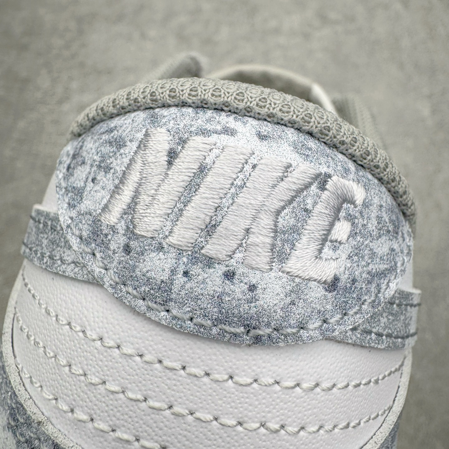 图片[17]-＃YC纯原 NK Dunk Low 永夜星河 DD1873-113 当永夜降临，星河便成了最叛逆的光。此款以银白为底色，泼墨深灰如星屑肆意洒落鞋身，侧身 Swoosh 划出流星轨迹，粗绳鞋带勾勒不羁态度，金属挂饰上弦月与星芒交错——细节里藏着一整个宇宙的奥秘。定制系列天花板 无原鞋不开发 全系列得物原鞋一比一校对开发 配色持续更新中 终端对接 优势输出 全套原厂楦头原纸板数据档案倾力打造 原汁原味莞产 极致还原 圈内最强针车工艺 高端零售指定版 广东原厂配套原盒原标 鞋盒分三个尺码段 原厂冲刀 超高清洁度 全鞋零毛边皮料切割 采用原厂百宏鞋带以及原厂百宏织唛舌标 内标可供原厂几率过验 进口原装条纹中底布 四线拉帮白色点胶 原厂拉帮手法遵循公司 原厂电绣 极致还原 SIZE 40 40.5 41 42 42.5 43 44 44.5 45 46-选品中心