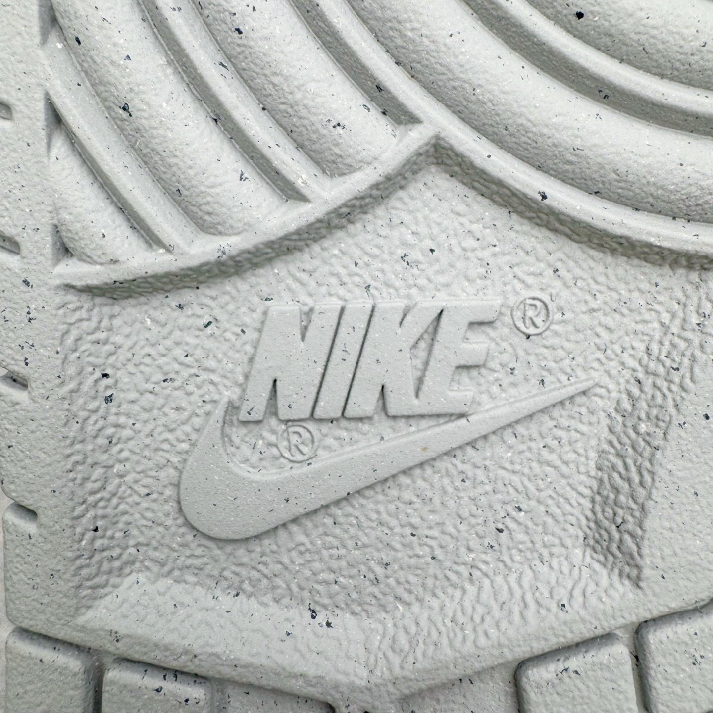 图片[22]-＃YC纯原 NK Dunk Low 永夜星河 DD1873-113 当永夜降临，星河便成了最叛逆的光。此款以银白为底色，泼墨深灰如星屑肆意洒落鞋身，侧身 Swoosh 划出流星轨迹，粗绳鞋带勾勒不羁态度，金属挂饰上弦月与星芒交错——细节里藏着一整个宇宙的奥秘。定制系列天花板 无原鞋不开发 全系列得物原鞋一比一校对开发 配色持续更新中 终端对接 优势输出 全套原厂楦头原纸板数据档案倾力打造 原汁原味莞产 极致还原 圈内最强针车工艺 高端零售指定版 广东原厂配套原盒原标 鞋盒分三个尺码段 原厂冲刀 超高清洁度 全鞋零毛边皮料切割 采用原厂百宏鞋带以及原厂百宏织唛舌标 内标可供原厂几率过验 进口原装条纹中底布 四线拉帮白色点胶 原厂拉帮手法遵循公司 原厂电绣 极致还原 SIZE 40 40.5 41 42 42.5 43 44 44.5 45 46-选品中心