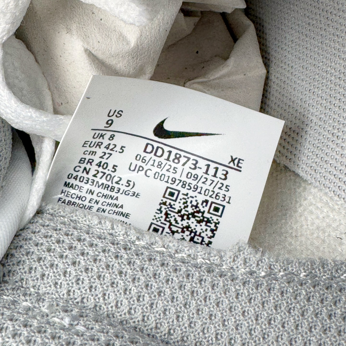 图片[10]-＃YC纯原 NK Dunk Low 永夜星河 DD1873-113 当永夜降临，星河便成了最叛逆的光。此款以银白为底色，泼墨深灰如星屑肆意洒落鞋身，侧身 Swoosh 划出流星轨迹，粗绳鞋带勾勒不羁态度，金属挂饰上弦月与星芒交错——细节里藏着一整个宇宙的奥秘。定制系列天花板 无原鞋不开发 全系列得物原鞋一比一校对开发 配色持续更新中 终端对接 优势输出 全套原厂楦头原纸板数据档案倾力打造 原汁原味莞产 极致还原 圈内最强针车工艺 高端零售指定版 广东原厂配套原盒原标 鞋盒分三个尺码段 原厂冲刀 超高清洁度 全鞋零毛边皮料切割 采用原厂百宏鞋带以及原厂百宏织唛舌标 内标可供原厂几率过验 进口原装条纹中底布 四线拉帮白色点胶 原厂拉帮手法遵循公司 原厂电绣 极致还原 SIZE 40 40.5 41 42 42.5 43 44 44.5 45 46-选品中心