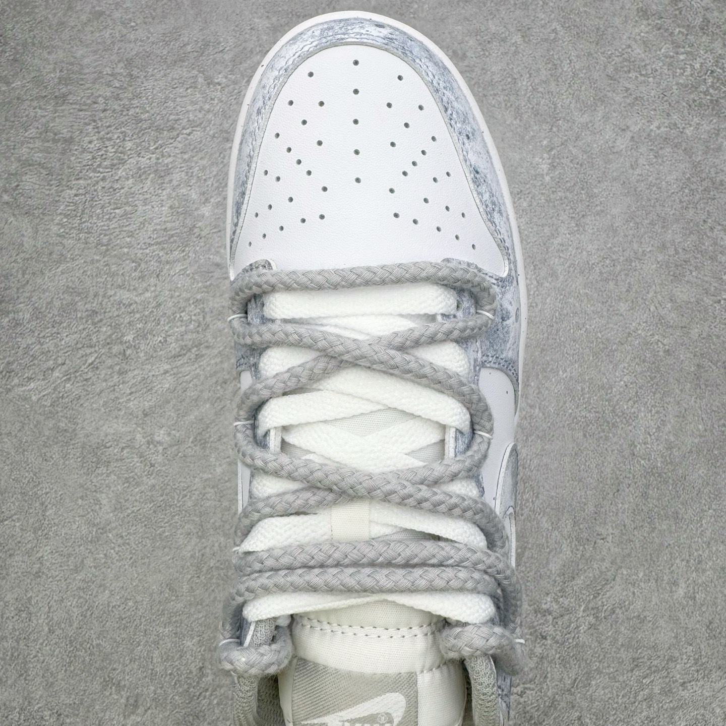 图片[4]-＃YC纯原 NK Dunk Low 永夜星河 DD1873-113 当永夜降临，星河便成了最叛逆的光。此款以银白为底色，泼墨深灰如星屑肆意洒落鞋身，侧身 Swoosh 划出流星轨迹，粗绳鞋带勾勒不羁态度，金属挂饰上弦月与星芒交错——细节里藏着一整个宇宙的奥秘。定制系列天花板 无原鞋不开发 全系列得物原鞋一比一校对开发 配色持续更新中 终端对接 优势输出 全套原厂楦头原纸板数据档案倾力打造 原汁原味莞产 极致还原 圈内最强针车工艺 高端零售指定版 广东原厂配套原盒原标 鞋盒分三个尺码段 原厂冲刀 超高清洁度 全鞋零毛边皮料切割 采用原厂百宏鞋带以及原厂百宏织唛舌标 内标可供原厂几率过验 进口原装条纹中底布 四线拉帮白色点胶 原厂拉帮手法遵循公司 原厂电绣 极致还原 SIZE 40 40.5 41 42 42.5 43 44 44.5 45 46-选品中心